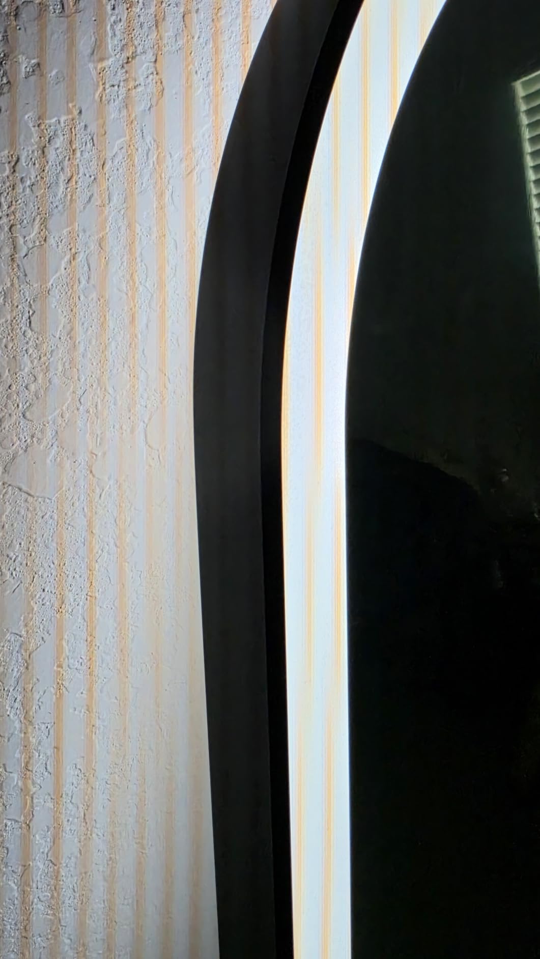 LIFX Smart LED Mirror - Matter, Color Changing, Anti-Fog, Dimmable | 1500K - 9000K, Front & Backlit, 2.4GHz Wifi, Works with Alexa, Apple Home, Plug-In or Hardwired, App Control customer photo 2