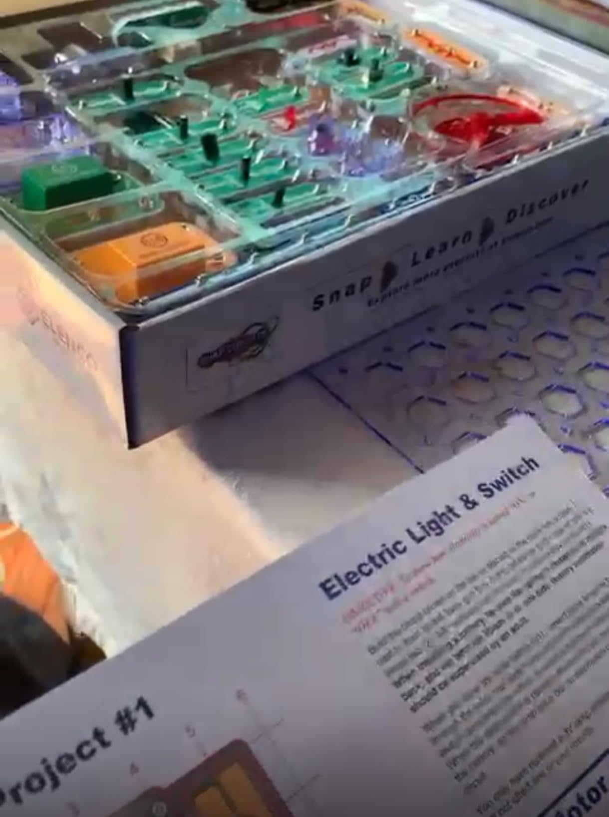 SNAP CIRCUITS Jr. SC-100 STEM Electronics Kit, 100+ Projects, Ages 8+ customer photo 1