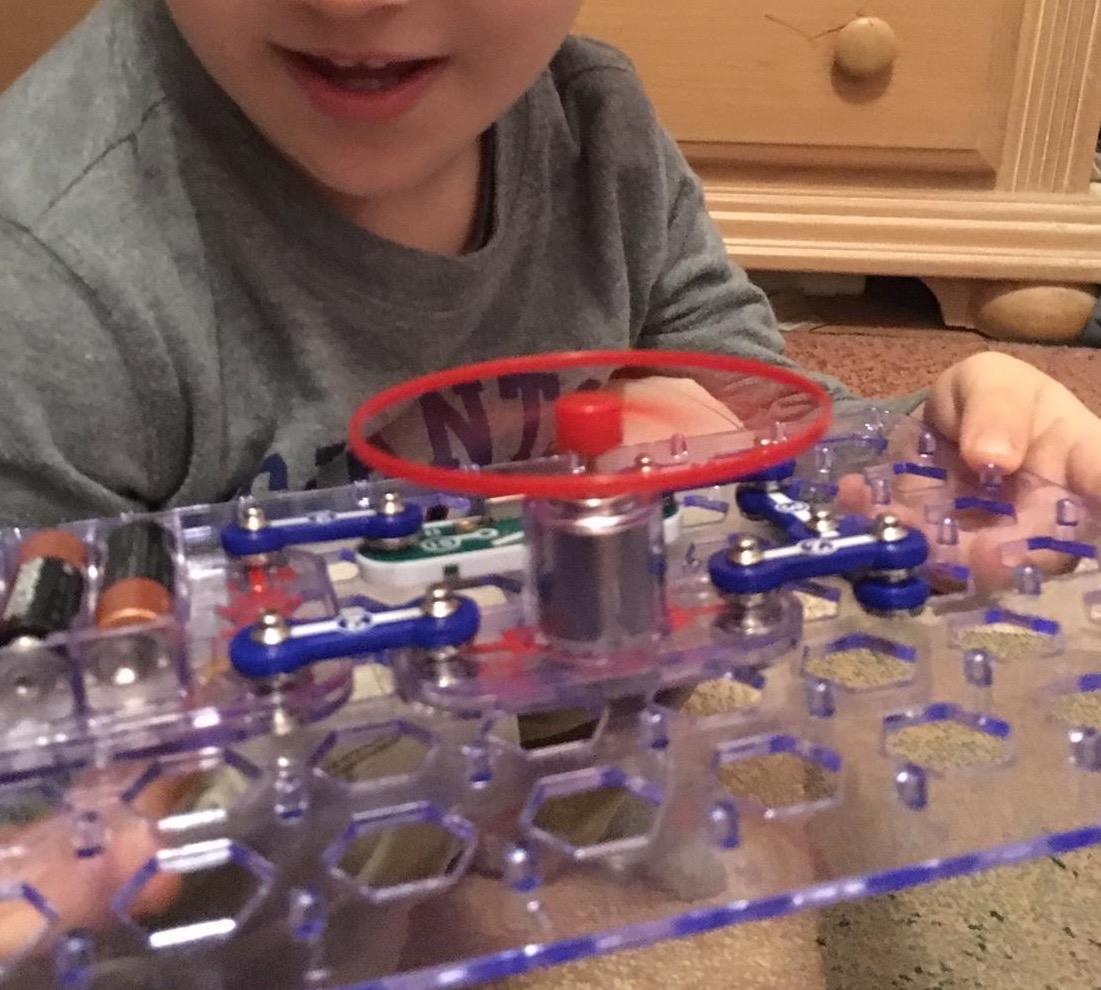 SNAP CIRCUITS Jr. SC-100 STEM Electronics Kit, 100+ Projects, Ages 8+ customer photo 2