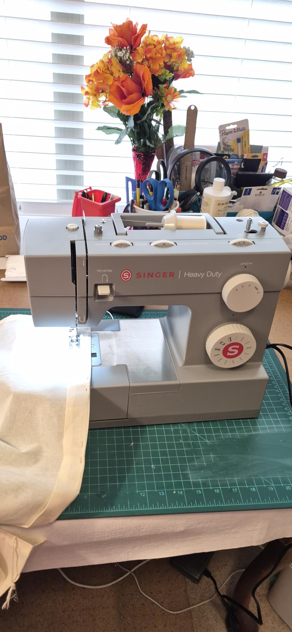 SINGER 4411 High Speed Heavy Duty Sewing Machine with Accessories, 11 Stitches, 69 Applications, 50% More Power for Denim and Canvas, Metal Frame, 4-Step Buttonhole, 1100 Stitches/min customer photo 2
