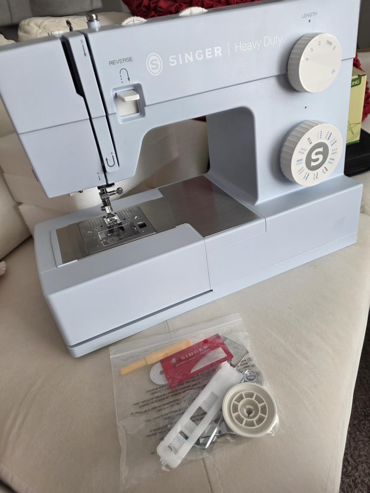 SINGER 4423 Heavy Duty Sewing Machine with Accessory Kit, 23 Built-in Stitches, 97 Stitch Applications, 50% More Power for Denim and Canvas, 1100 Stitches/min, Metal Frame, 1-Step Buttonhole customer photo 1