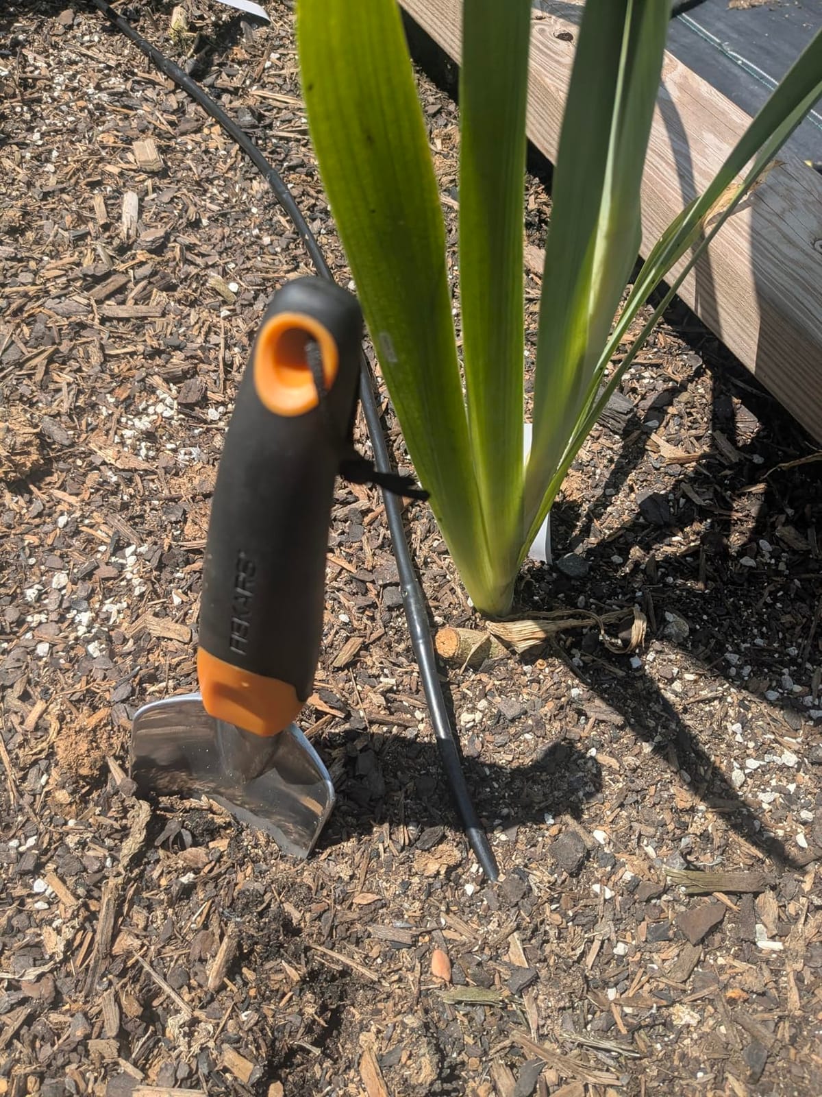 Fiskars Ergo Garden Trowel, Heavy Duty Hand Tool for Digging and Planting customer photo 1