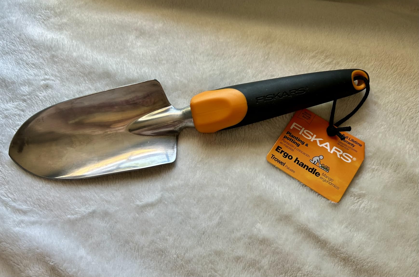 Fiskars Ergo Garden Trowel, Heavy Duty Hand Tool for Digging and Planting customer photo 2