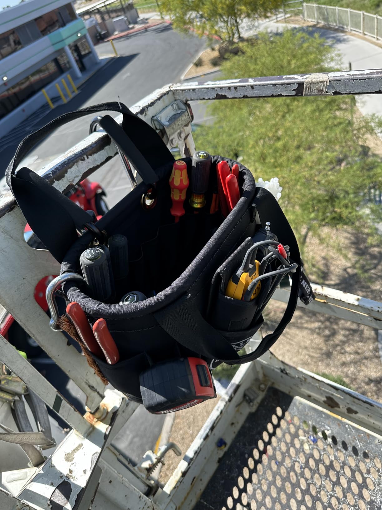 Klein Tools 5144BHB14OS Hard-Body Bucket, Aerial Oval Tool Bucket with Drain Holes, 29 Pockets customer photo 2