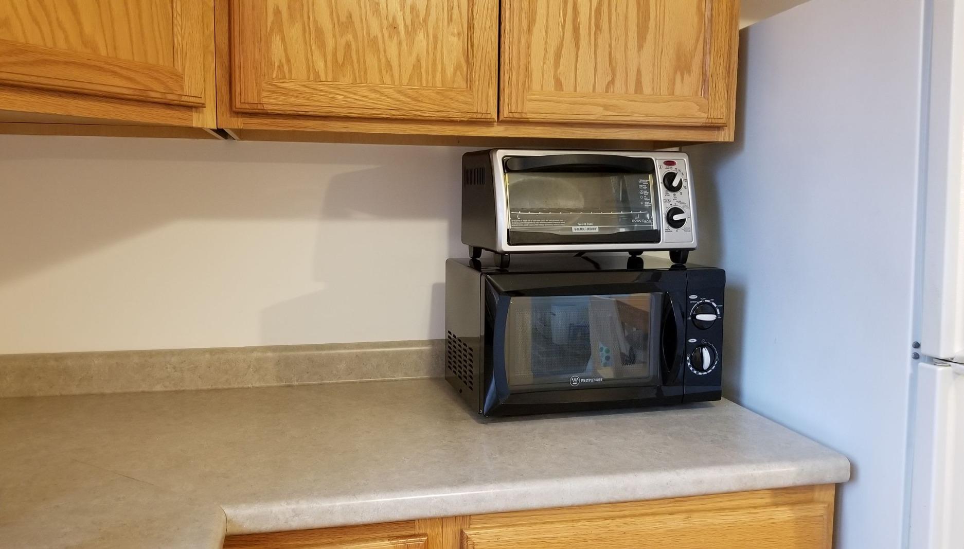 Commercial Chef 0.6 Cu. Ft. Countertop Microwave Oven, Mechanical Dial Controls, 700W, Pull Handle Door, 6 Power Levels, CHM660W, White customer photo 2