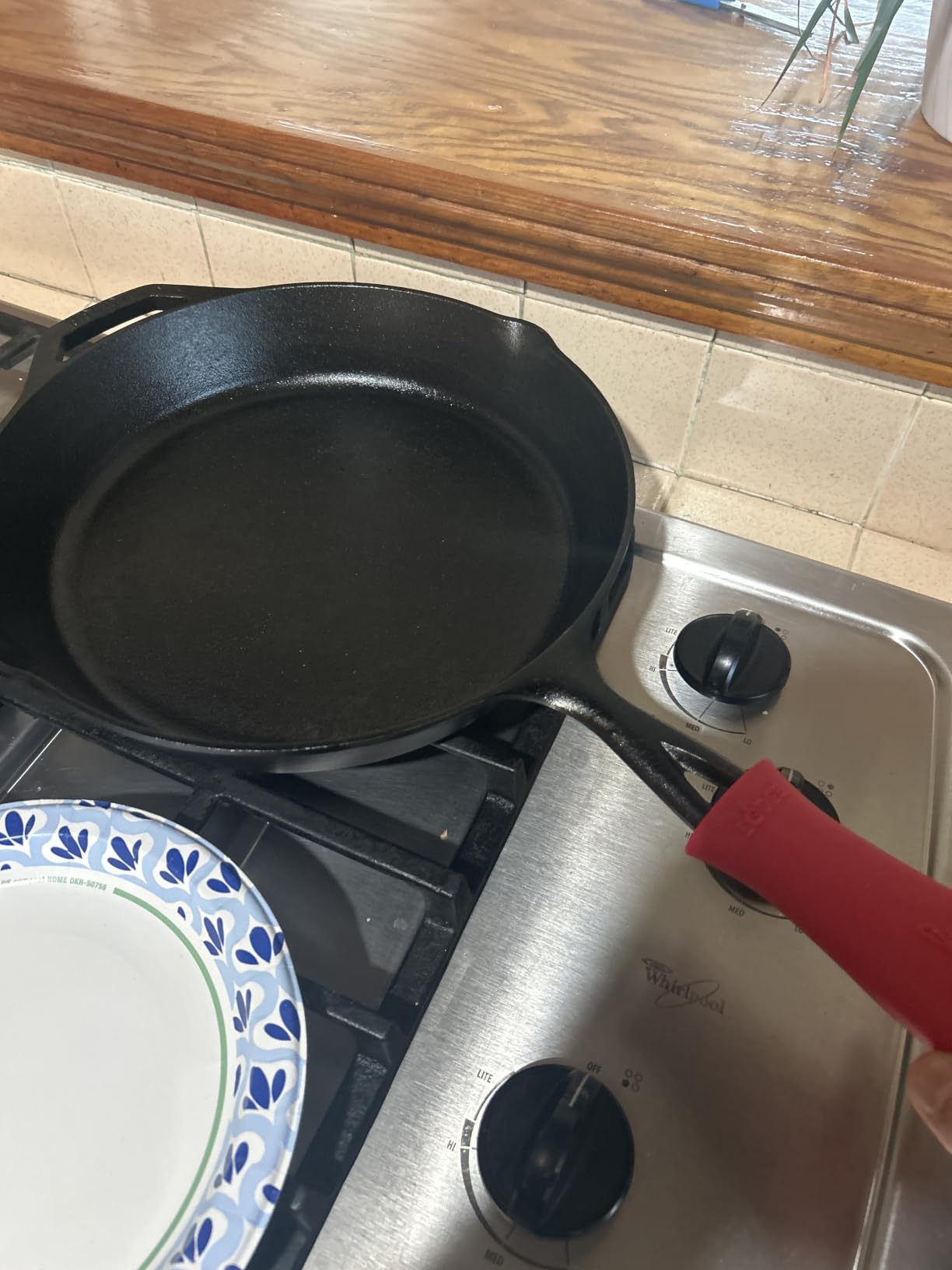 Lodge Pre-Seasoned Cast Iron Skillet with Silicone Handle Holder, 12 Inches | Non-Toxic & Naturally Non-Stick Frying Pan with Silicone Hot Handle Holder, Pan is Safe for Oven & Stovetop Use customer photo 1