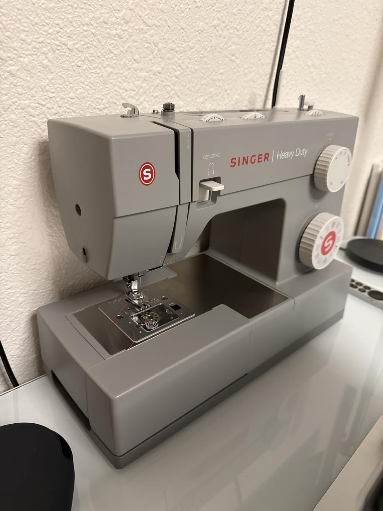 SINGER 4432 Heavy Duty Sewing Machine with Accessory Kit, 32 Built-in Stitches, 110 Stitch Applications, 50% More Power for Thick Fabrics, 1100 Stitches/min, 1-Step Buttonhole customer photo 2