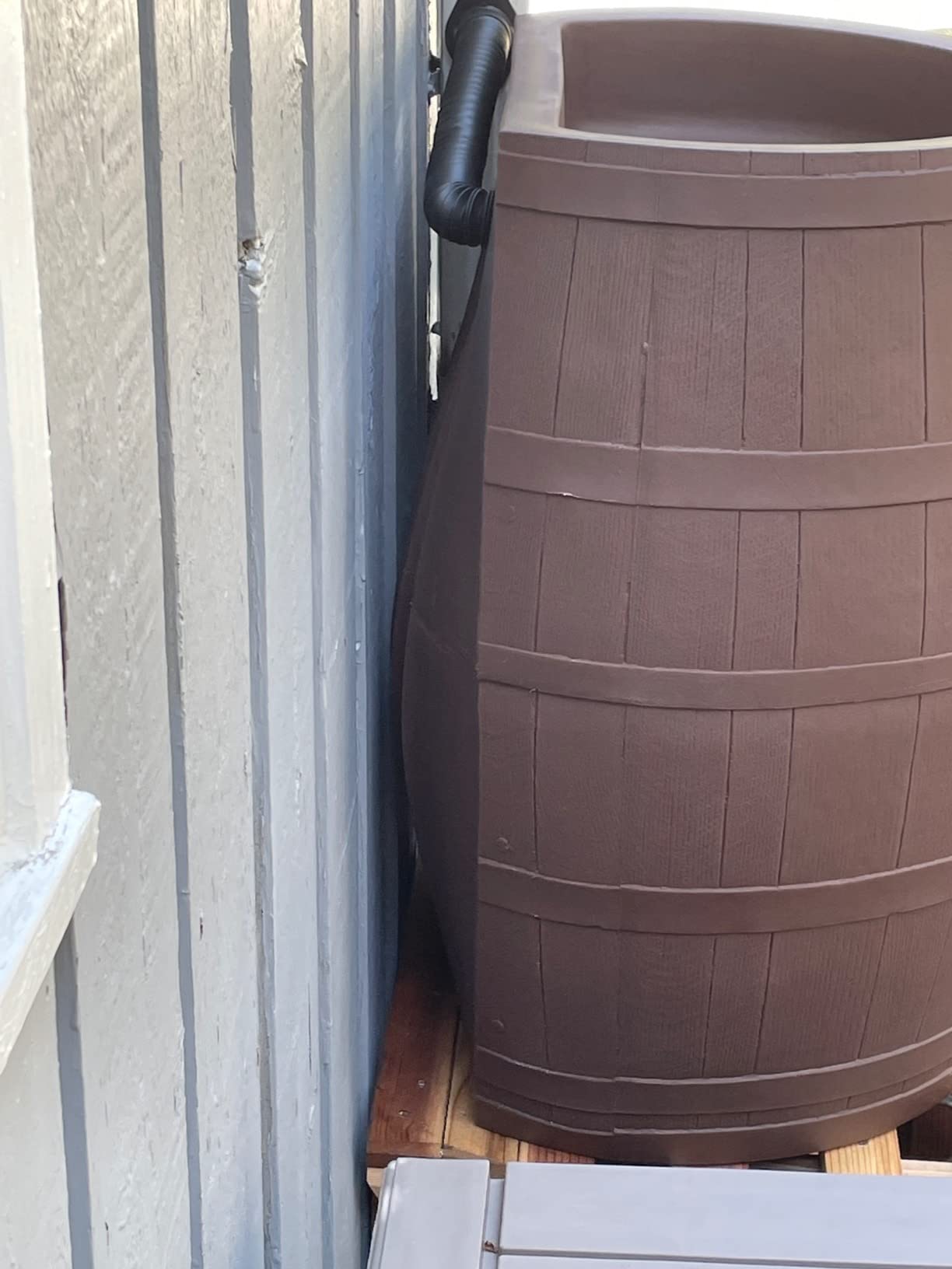 Rescue 50-Gallon Whiskey Rain Barrel – Includes Planter, Rain Water Diverter, Outlet Hose – Flatback Design – Brown customer photo 1