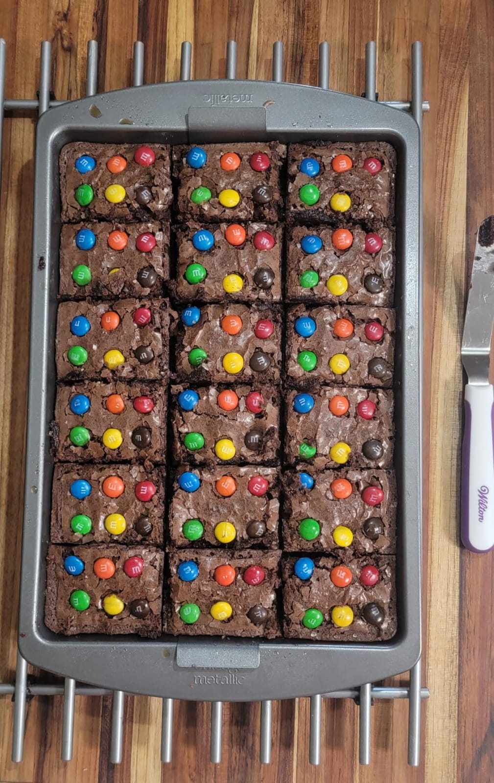 Chicago Metallic Professional Slice Solutions Brownie Pan, 9-Inch-by-13-Inch - , Dark Gray customer photo 1
