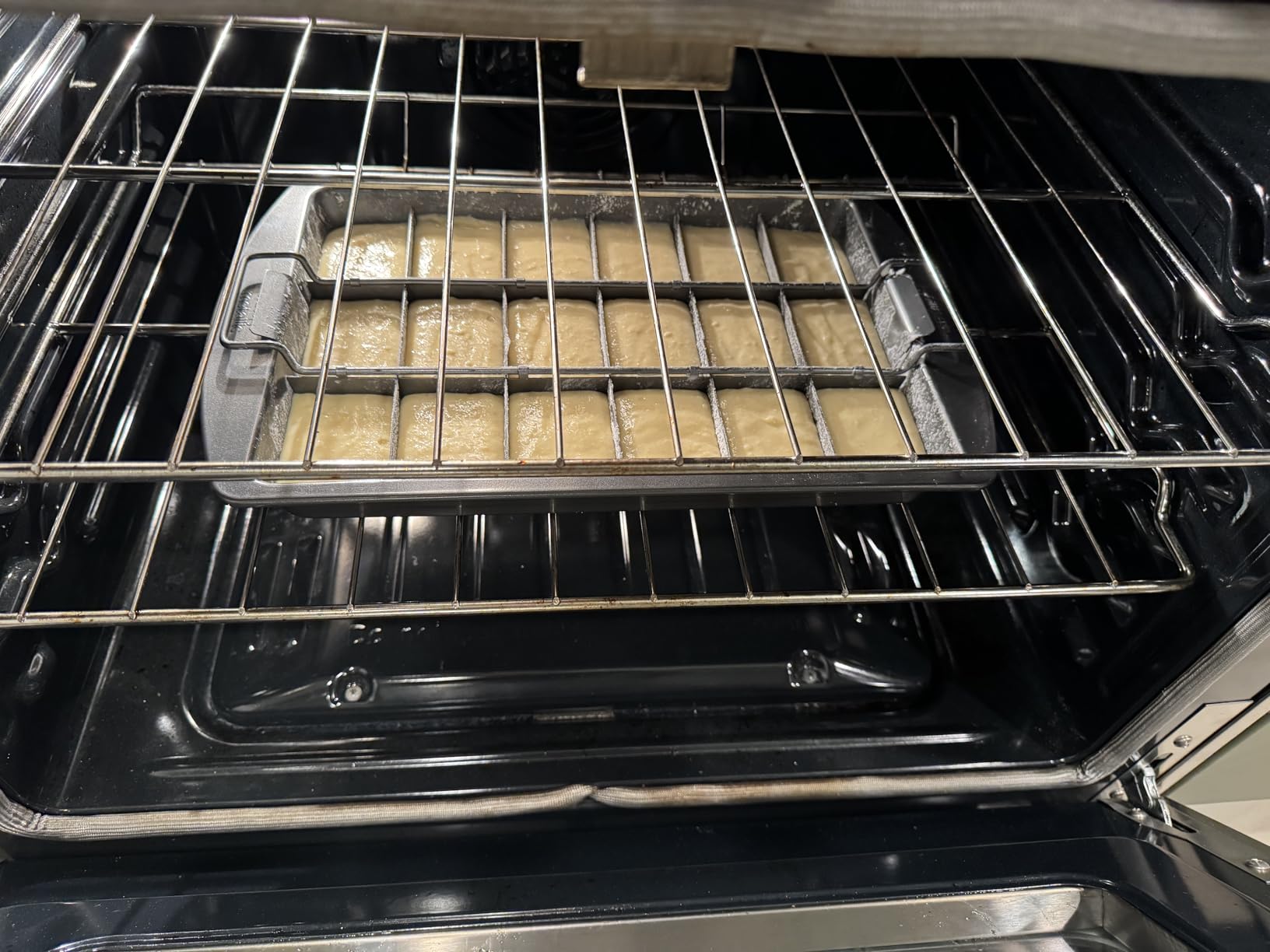 Chicago Metallic Professional Slice Solutions Brownie Pan, 9-Inch-by-13-Inch - , Dark Gray customer photo 2