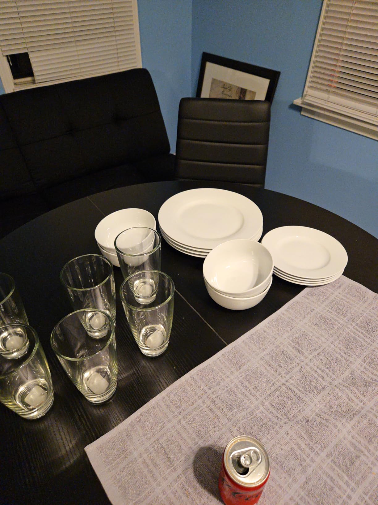 Amazon Basics 16-Piece Porcelain Dinnerware Set, Microwave and Dishwasher Safe, Service for 4, Plates, Bowls and Mugs, White customer photo 2