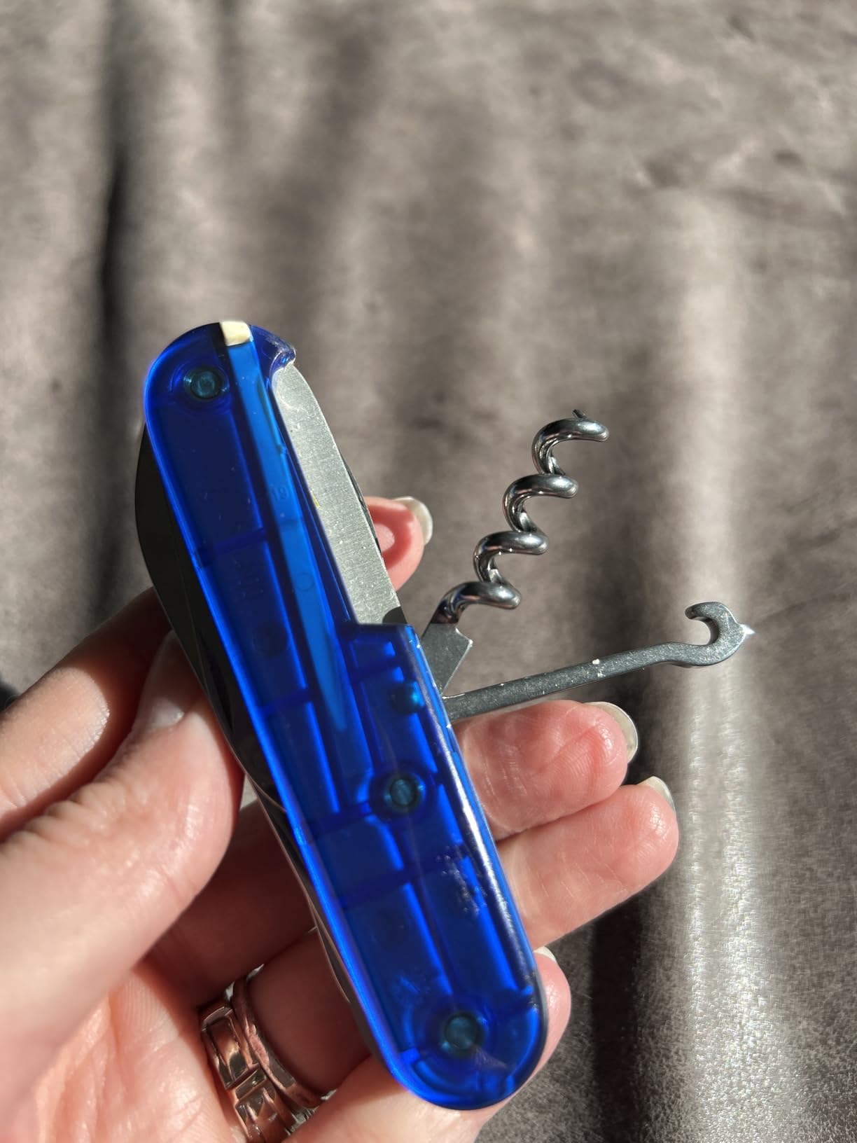Victorinox Huntsman Swiss Army Knife, 15 Functions, Swiss Made Pocket Knife with Large Blade, Screwdriver, Scissors and Wood Saw - Red customer photo 2