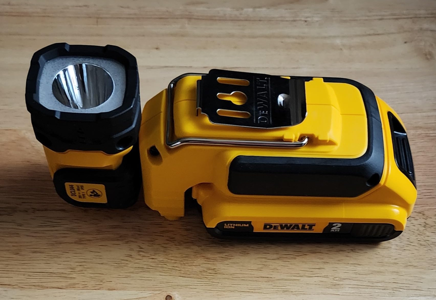 DEWALT 20V MAX LED Work Light Rechargeable, LED Flashlight, Magnetic Flashlight, Freestanding and Clip-On Light, 360 degree pivoting Head, Tool Only (DCL044) customer photo 2