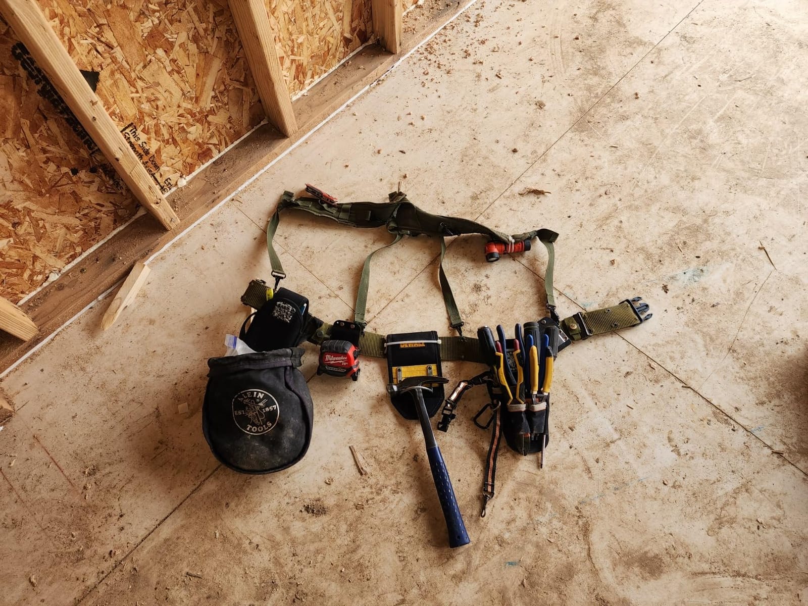 Klein Tools 5240 Tool Pouch, Tradesman Pro Maintenance Tool Pouch with 9 Pockets, Tape Thong, 2-Inch Tunnel Loop, Great Electrician Holster customer photo 2