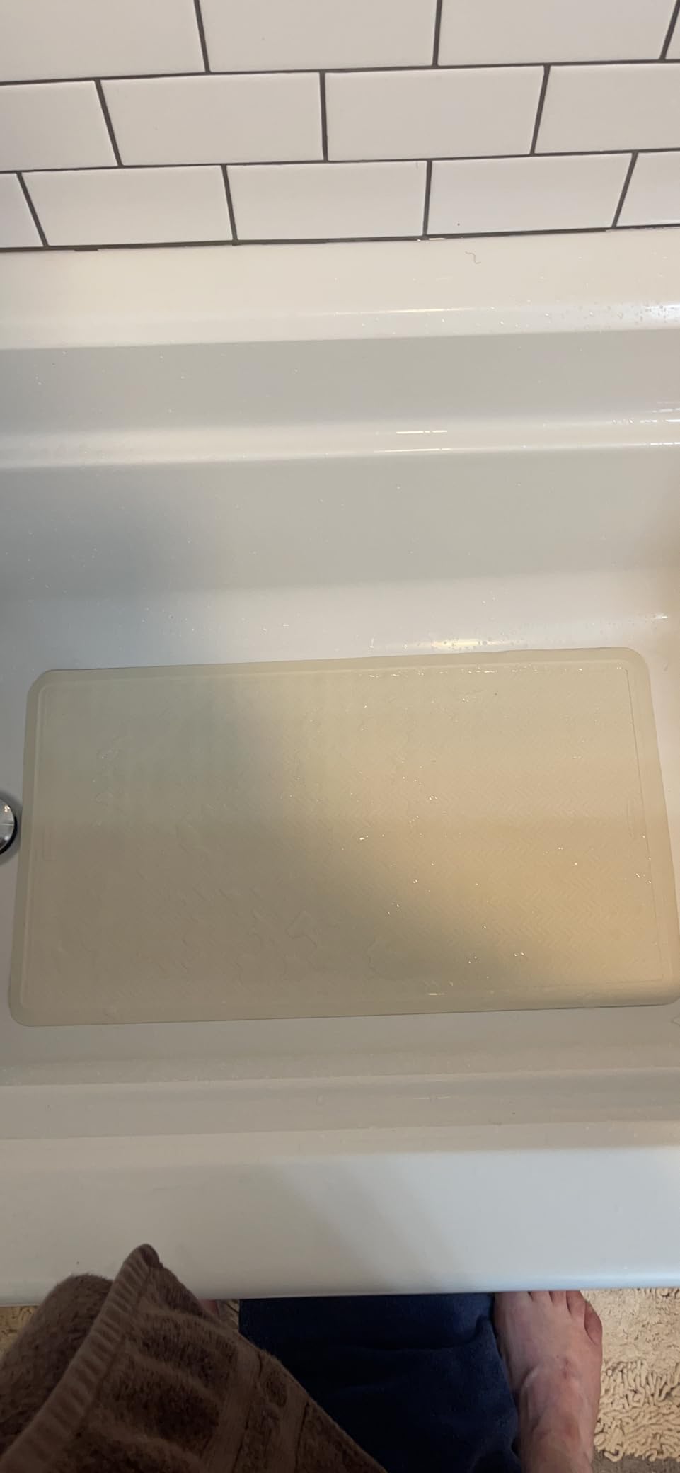 Rubbermaid Commercial Products Safti-Grip Bath Mat, Large, White, Suction-Backed, for Commercial/Residential Use for Home/Hotel/Shower/Bathtub customer photo 1