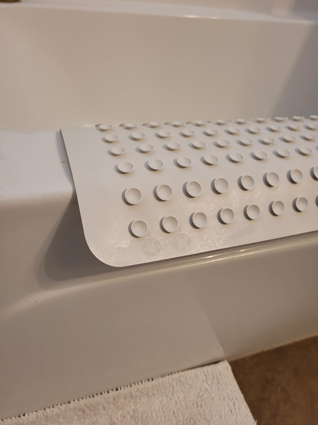 Rubbermaid Commercial Products Safti-Grip Bath Mat, Large, White, Suction-Backed, for Commercial/Residential Use for Home/Hotel/Shower/Bathtub customer photo 2
