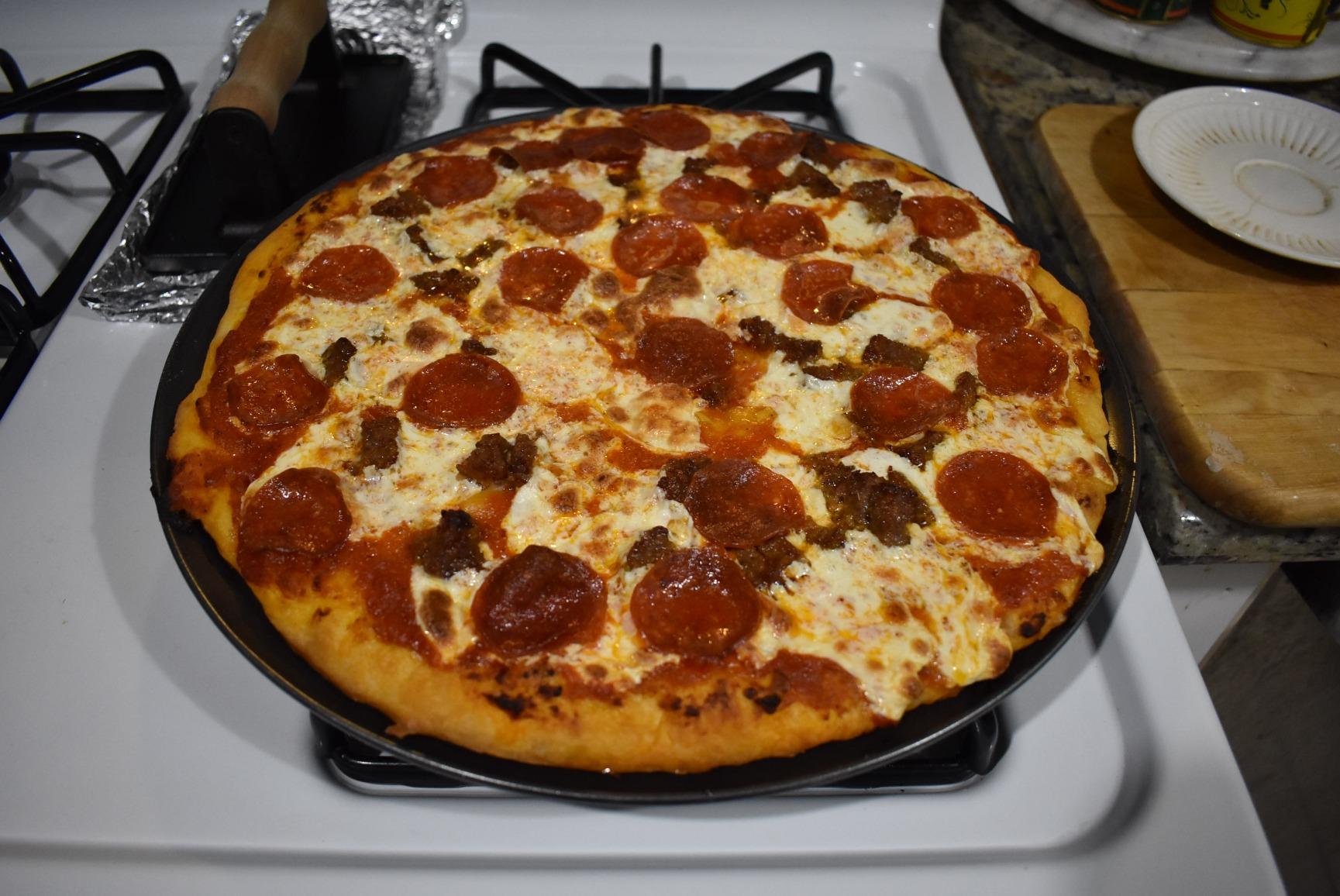Wilton Perfect Results Premium Non-Stick Pizza Pan, Non-Stick Bakeware, Steel, 14-Inch customer photo 1