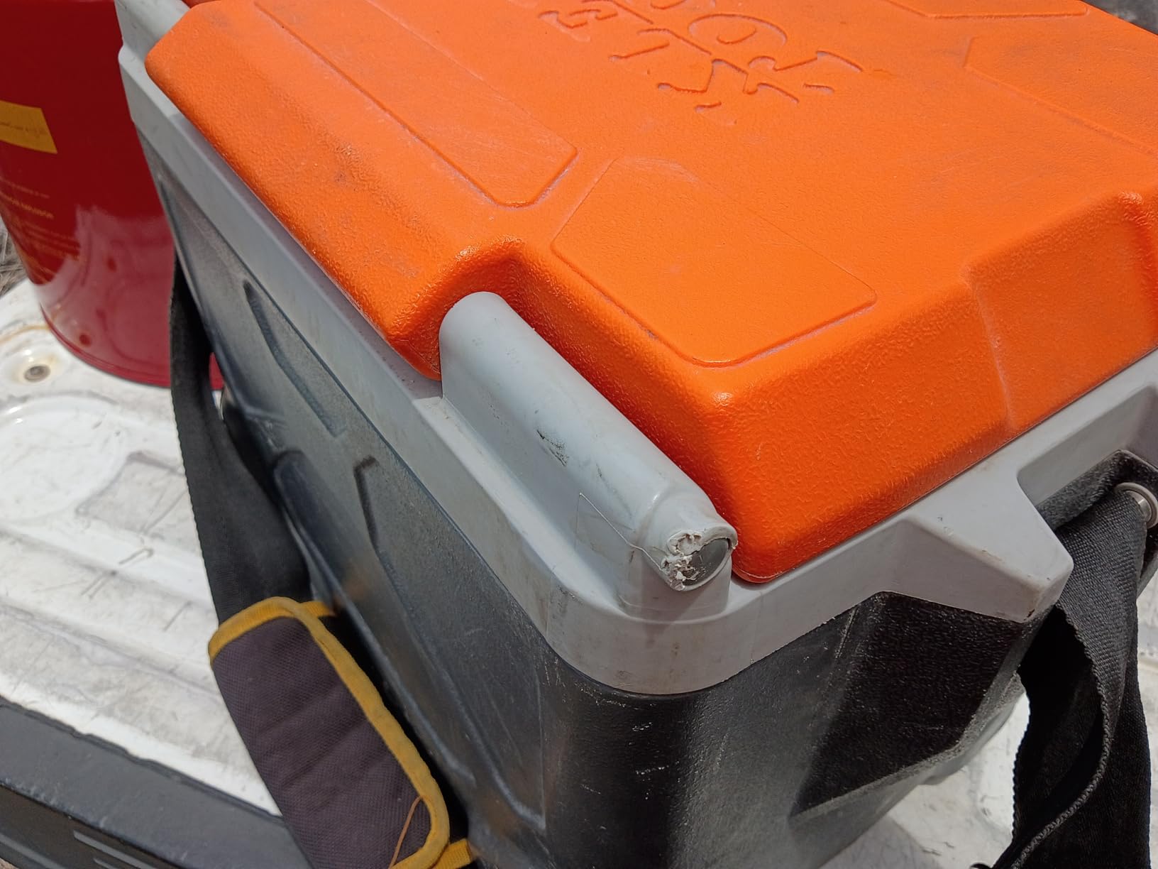 Klein Tools 55600 Work Cooler, 17-Quart Lunch Box Holds 18 Cans, Keeps Cool 30 Hours, Seats 300 Lb, Tradesman Pro Tough Box customer photo 1