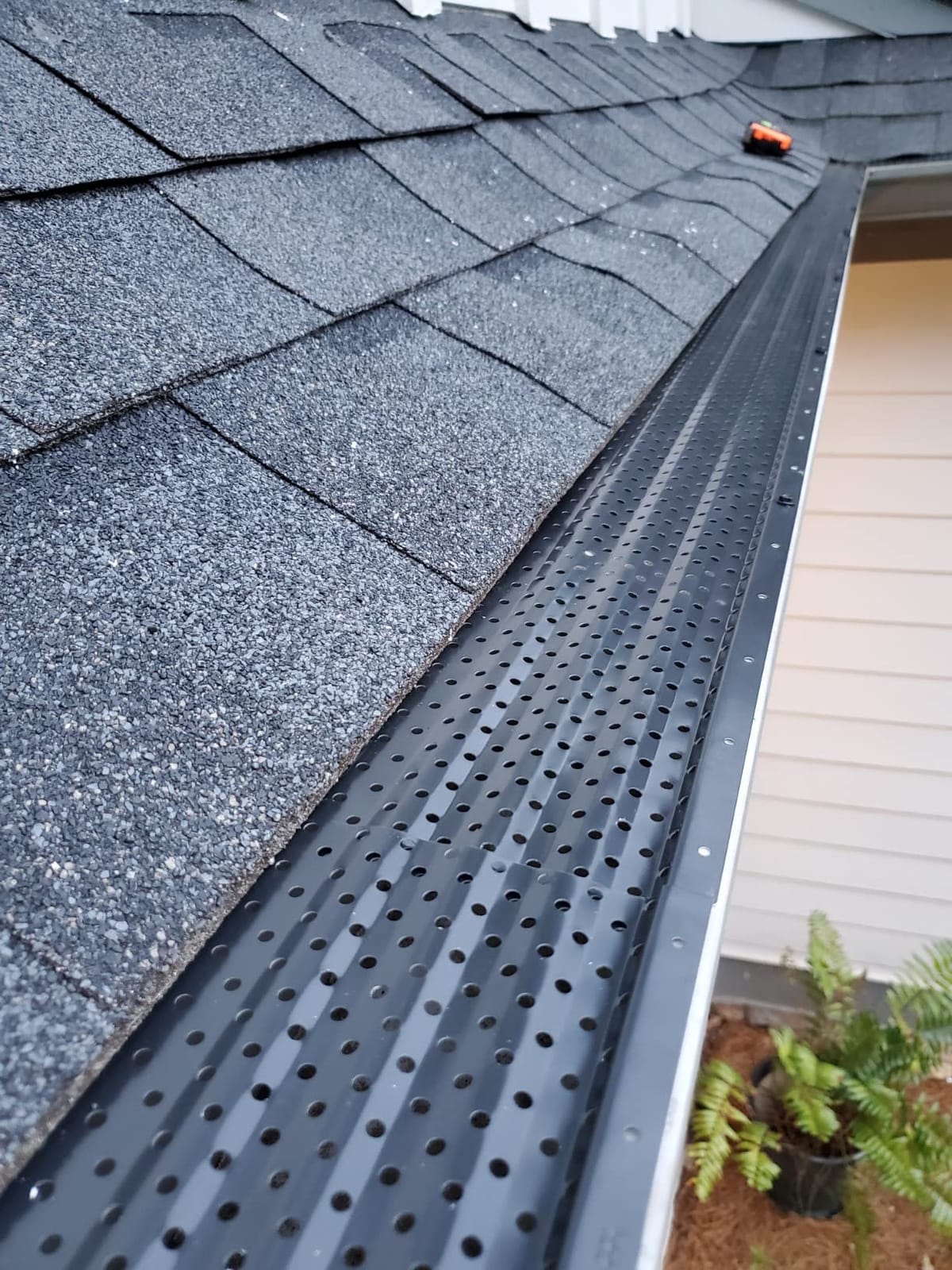 LeafTEK Heavy-Duty Aluminum Gutter Guard System, Fits 5 in, 32 ft, Black customer photo 2