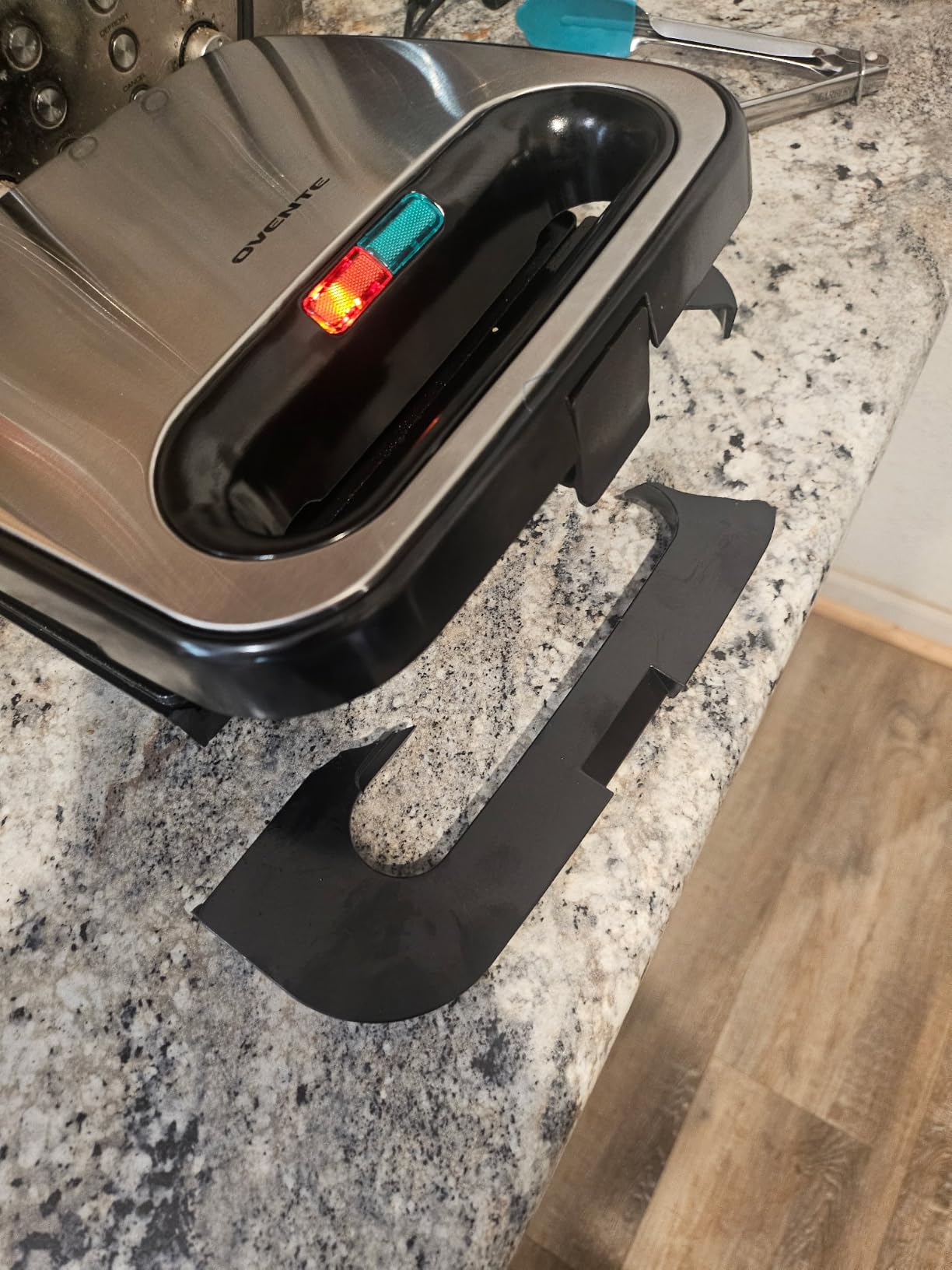 OVENTE Electric Sandwich Maker, 750W Non-Stick Plates, Black GPS401B customer photo 2
