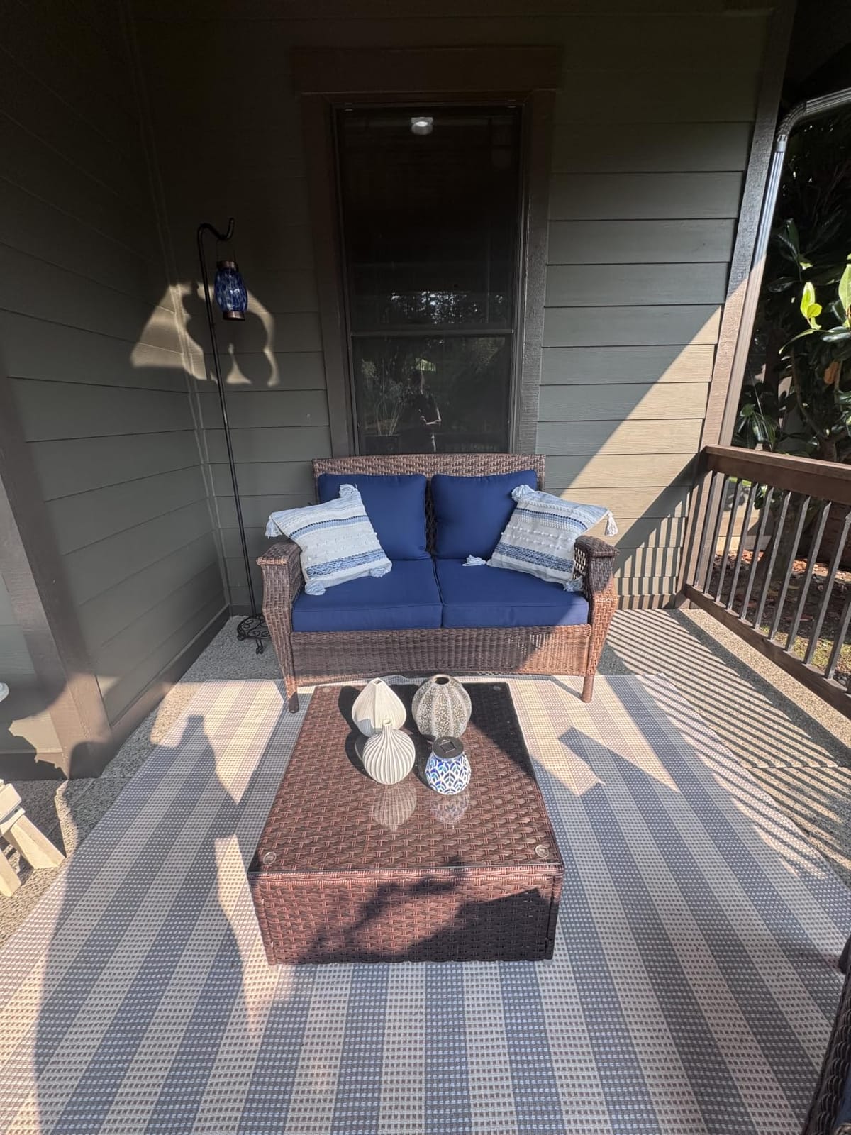 DIMAR GARDEN Outdoor Coffee Table Wicker Patio Side Table with Glass Top, 25.2in Mixed Brown customer photo 1