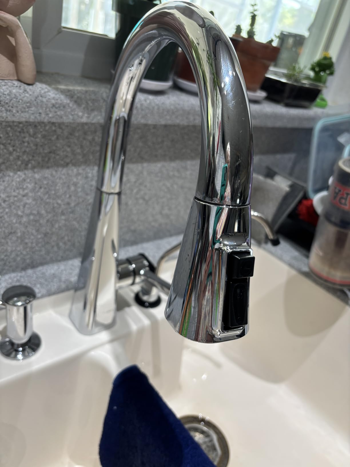 Delta Lenta Brushed Nickel Kitchen Faucet with Pull Down Sprayer, Modern Single Hole Kitchen Sink Faucet, Single Handle, SpotShield Stainless 19802Z-SP-DST customer photo 1