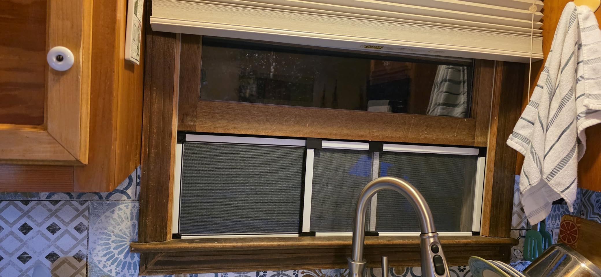 FLYZZZ Adjustable Sliding Window Screen Horizontal (15.74 ''H x 21-40''W) 2 Packs Expandable Window Screen Replacement for Home Medium customer photo 2