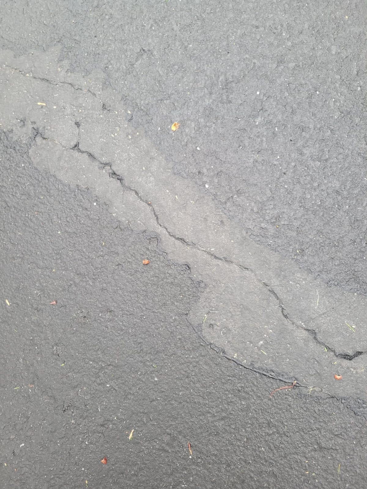 Red Devil 0637 Asphalt Crack Filler Sealant – Black Acrylic Driveway Sealer for Cracks & Joints, Forms a Water-Resistant Seal, 10.1 fl oz, Pack of 4, Made in USA customer photo 2