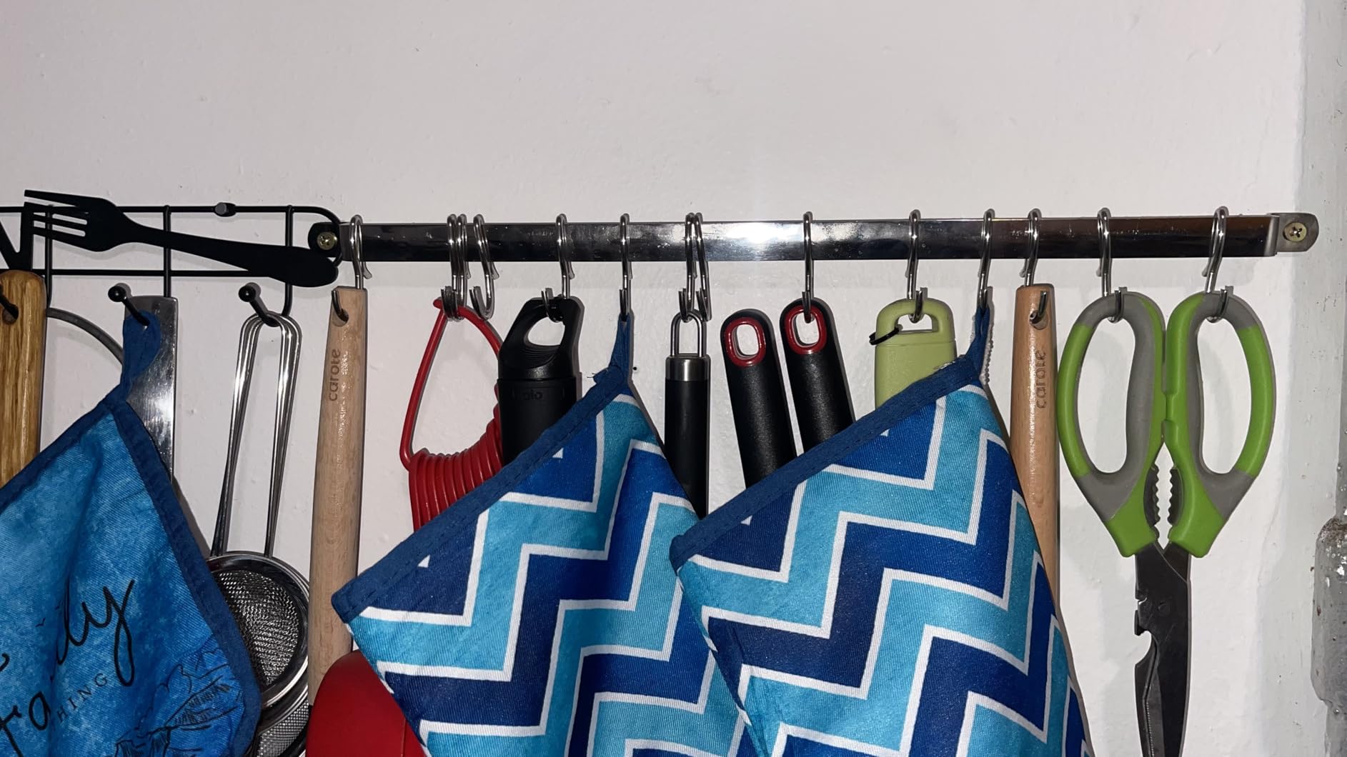 Kyraton Kitchen Utensil Rail Organizer - Wall Mounted Gourmet Rack With 14 Hooks for Hanging Knives, Mugs, Spatulas, Pots and Utensils customer photo 1