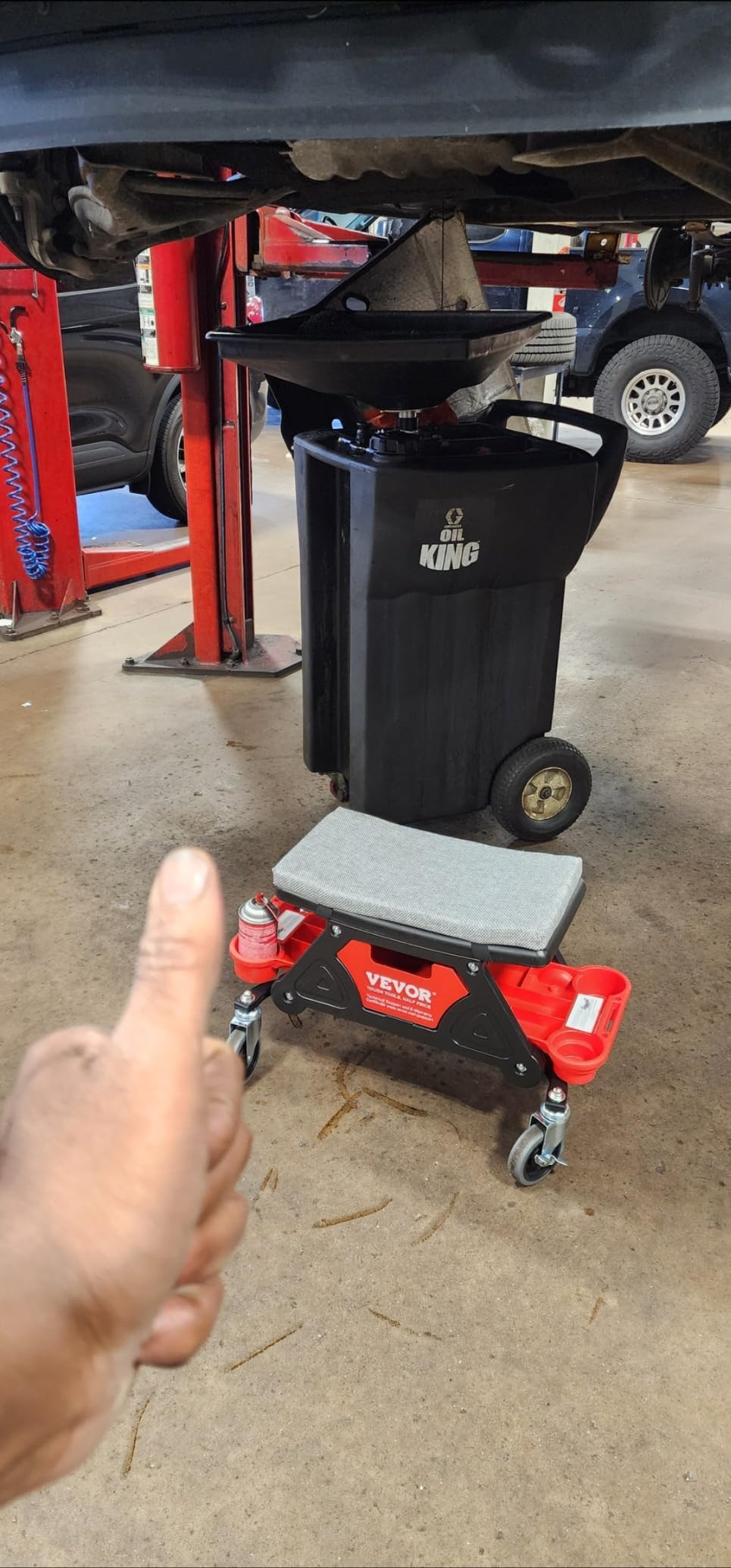 VEVOR Mechanic Stool 300 LBS Capacity Garage Stool Gift for Men, Heavy Duty Rolling Mechanics Seat, with Three Slide Out Tool Trays and Drawer, Tools for Automotive Auto Repair customer photo 2