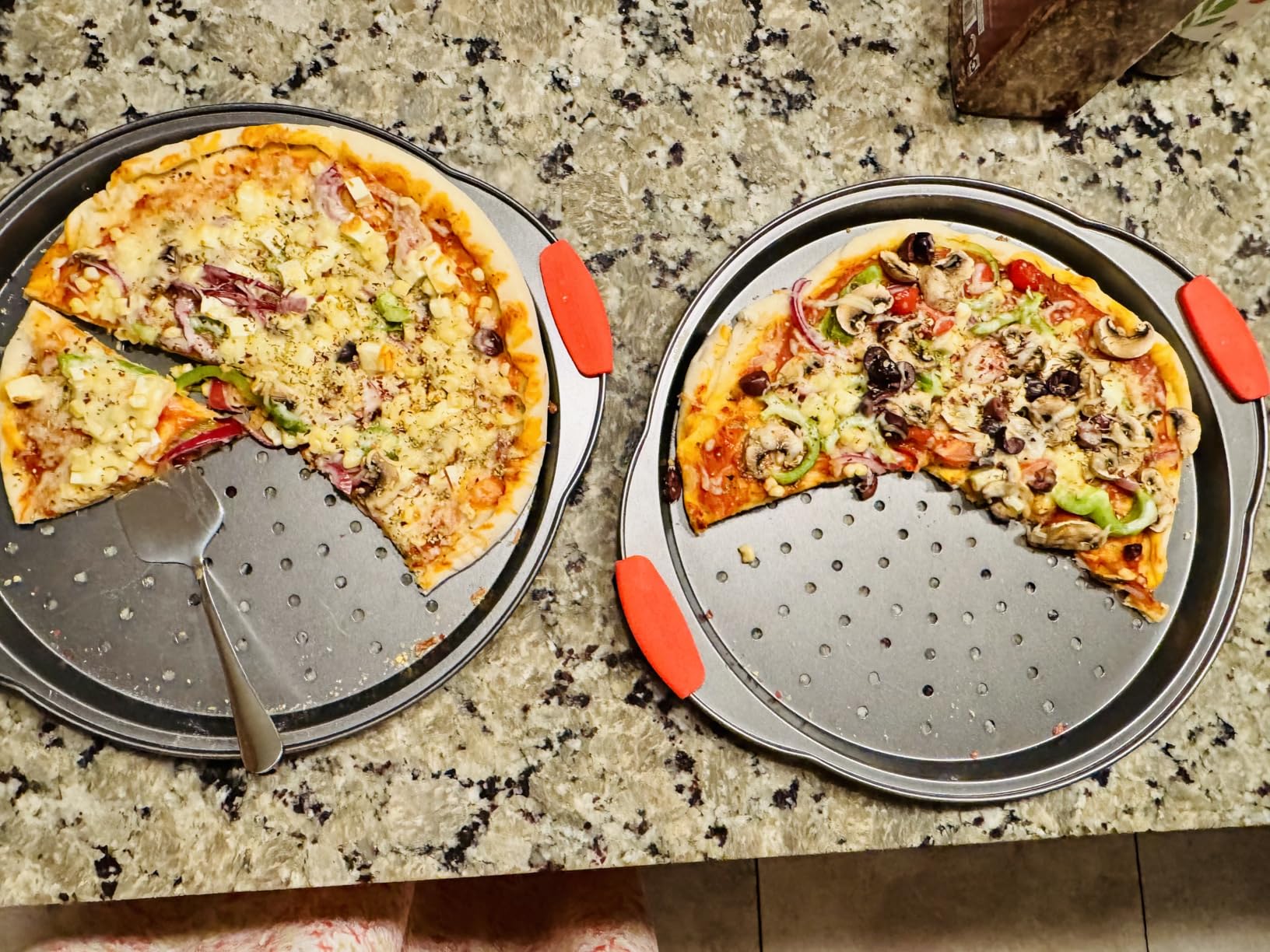 NutriChef 2-Piece 13-Inch Nonstick Pizza Tray, Round Carbon Steel Non-Stick Pizza Pan with Perforated Holes, Premium Bakeware Pizza Screen with Silicone Grip Handles, Dishwasher Safe, NCBPIZX2 customer photo 2