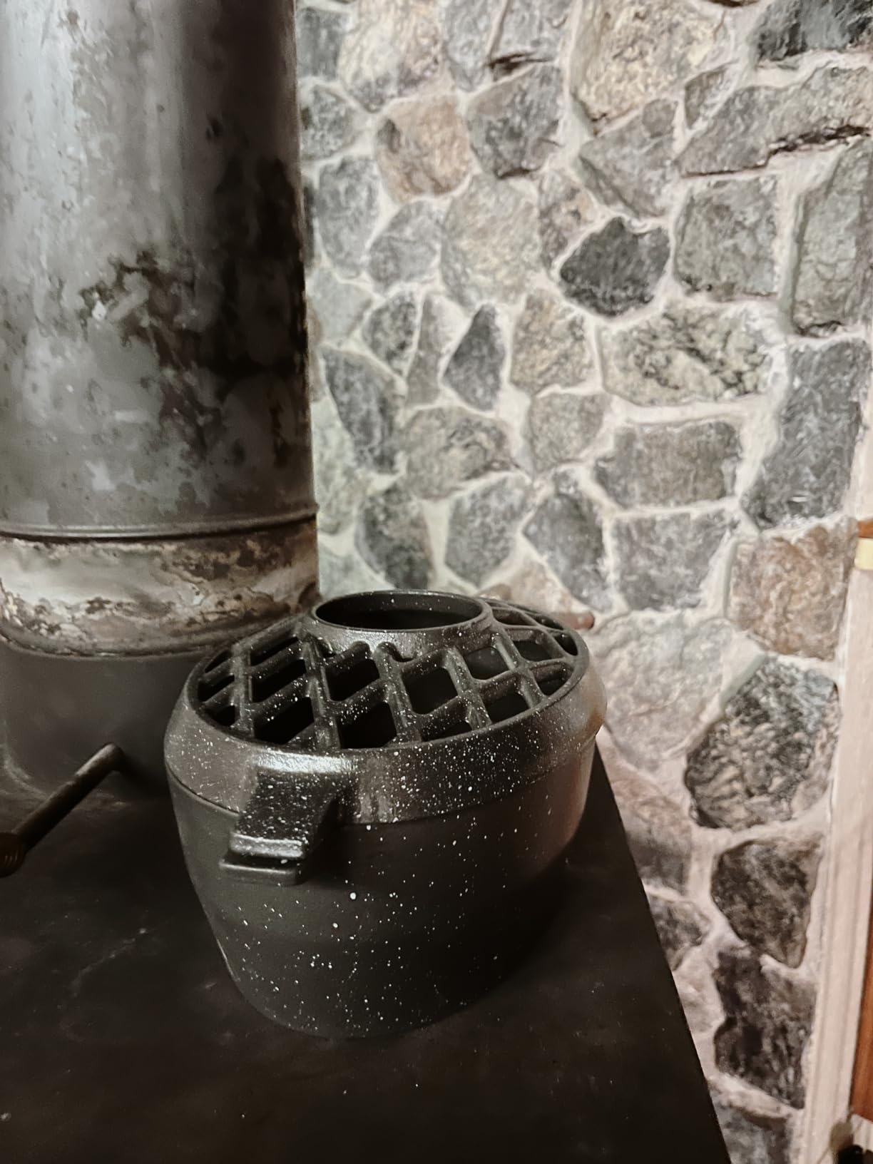 GOOD GAIN Wood Stove Steamer Cast Iron, Fireplace Humidifier, 2.5 Qt, Black, Matte Finish, Lattice Top customer photo 2