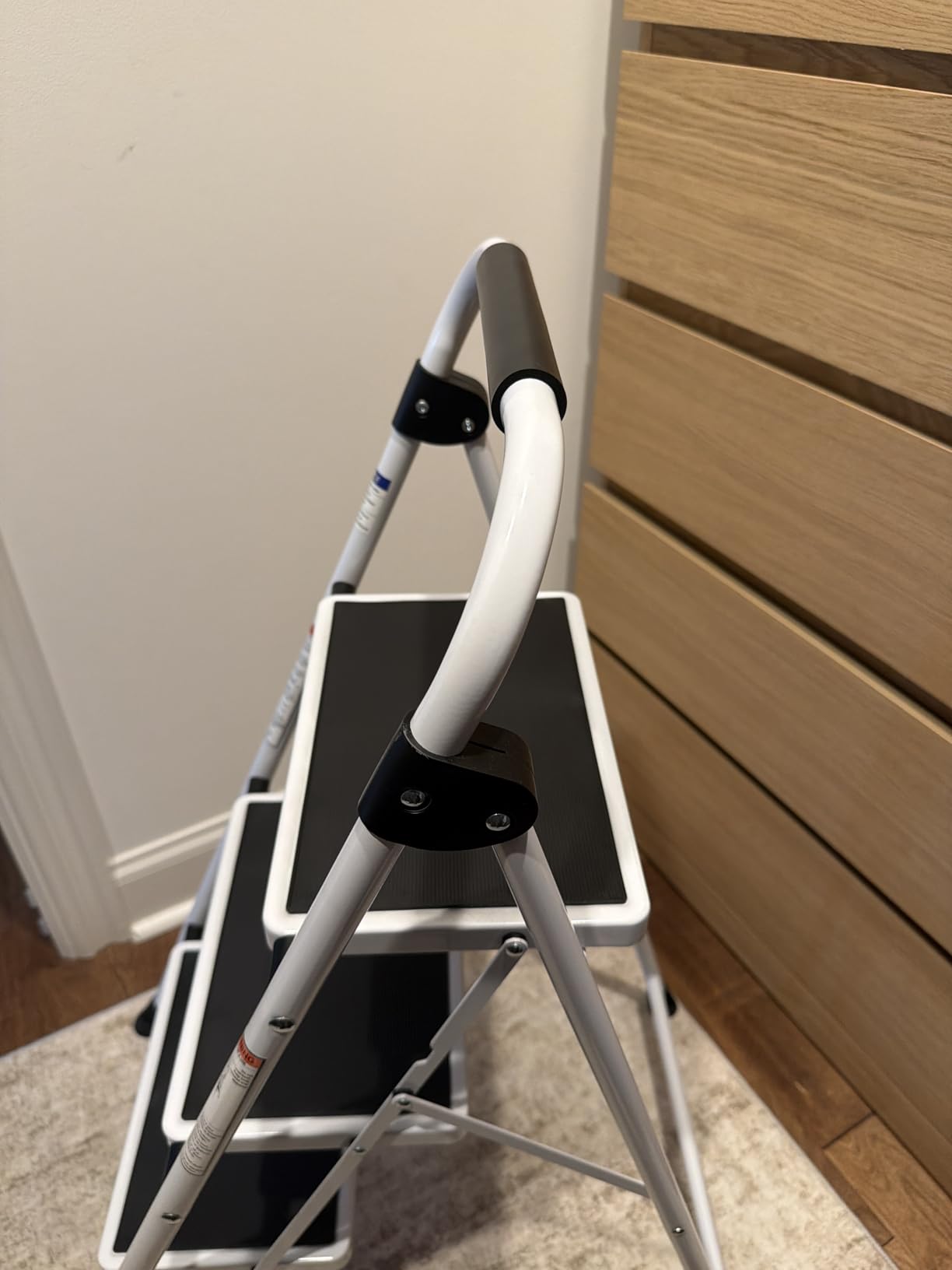 Step Ladder, Folding Step Stool with Wide Anti-Slip Pedal, Sturdy Steel Ladder, Convenient Handrail, Lightweight, Portable Steel Step Stool customer photo 2