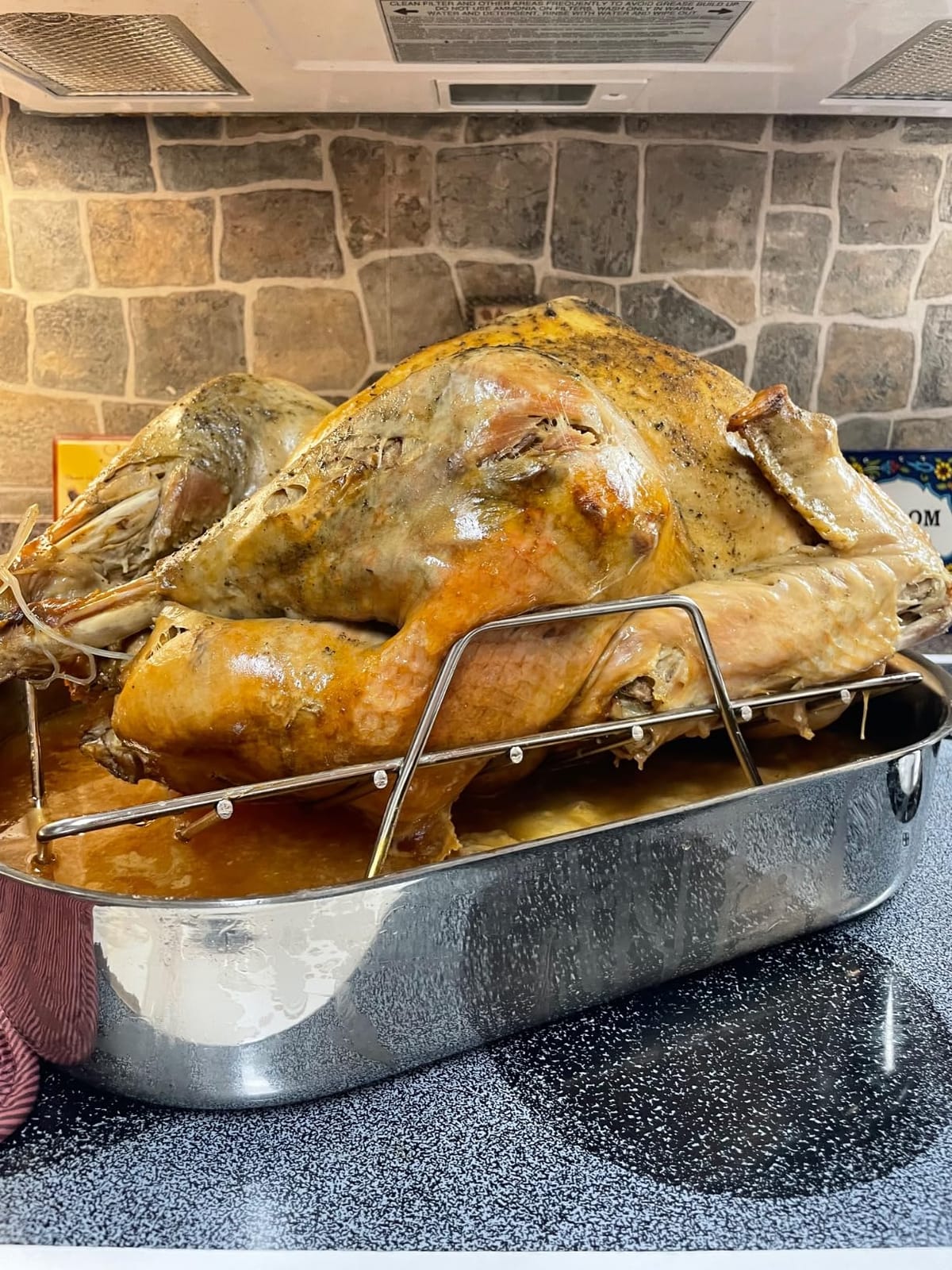 Amazon Basics Stainless Steel Rectangular Roasting Pan with Rack, Turkey Roaster, Dishwasher Safe, Easy to Clean, Oven Safe, 16 in customer photo 2