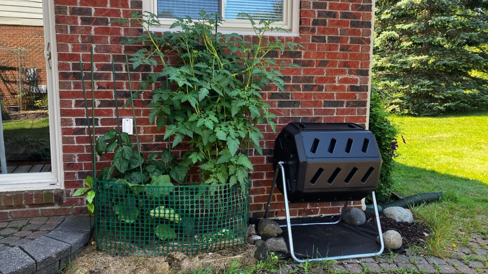 FCMP Outdoor IM2000 Tumbling Composter Canadian-Made, 100% Recycled Resin - Outdoor Rotating Compost Tumbler Bin for Garden, Kitchen, and Yard Waste, Black (22 Gallon) customer photo 2