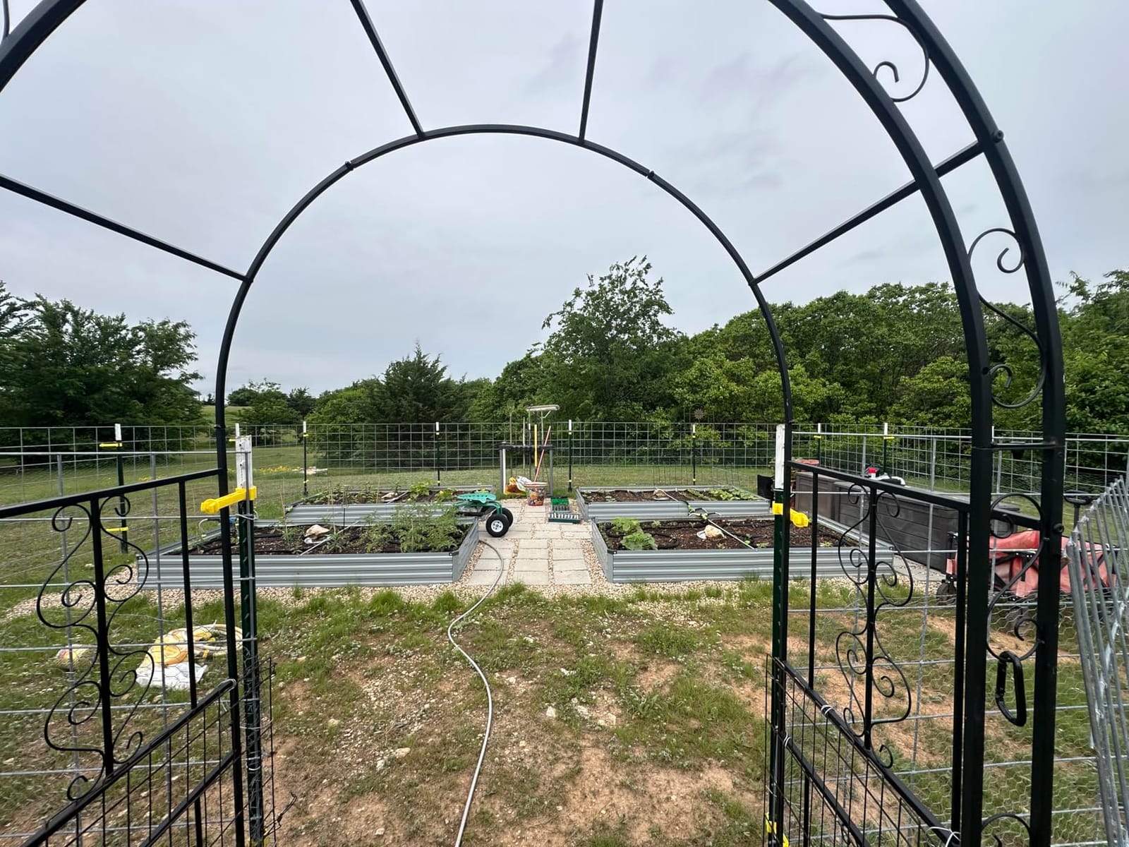 Outvita 7FT Metal Garden Arch Arbor, Black Trellis Frame customer photo 2