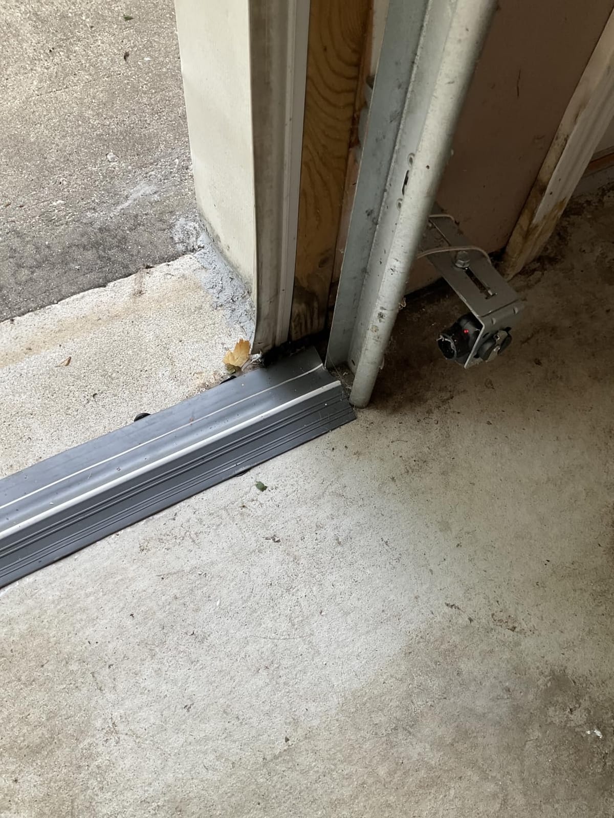 Jin&Bao Universal Garage Door Threshold Seal 20FT Rubber Strip & 2 Adhesive customer photo 2