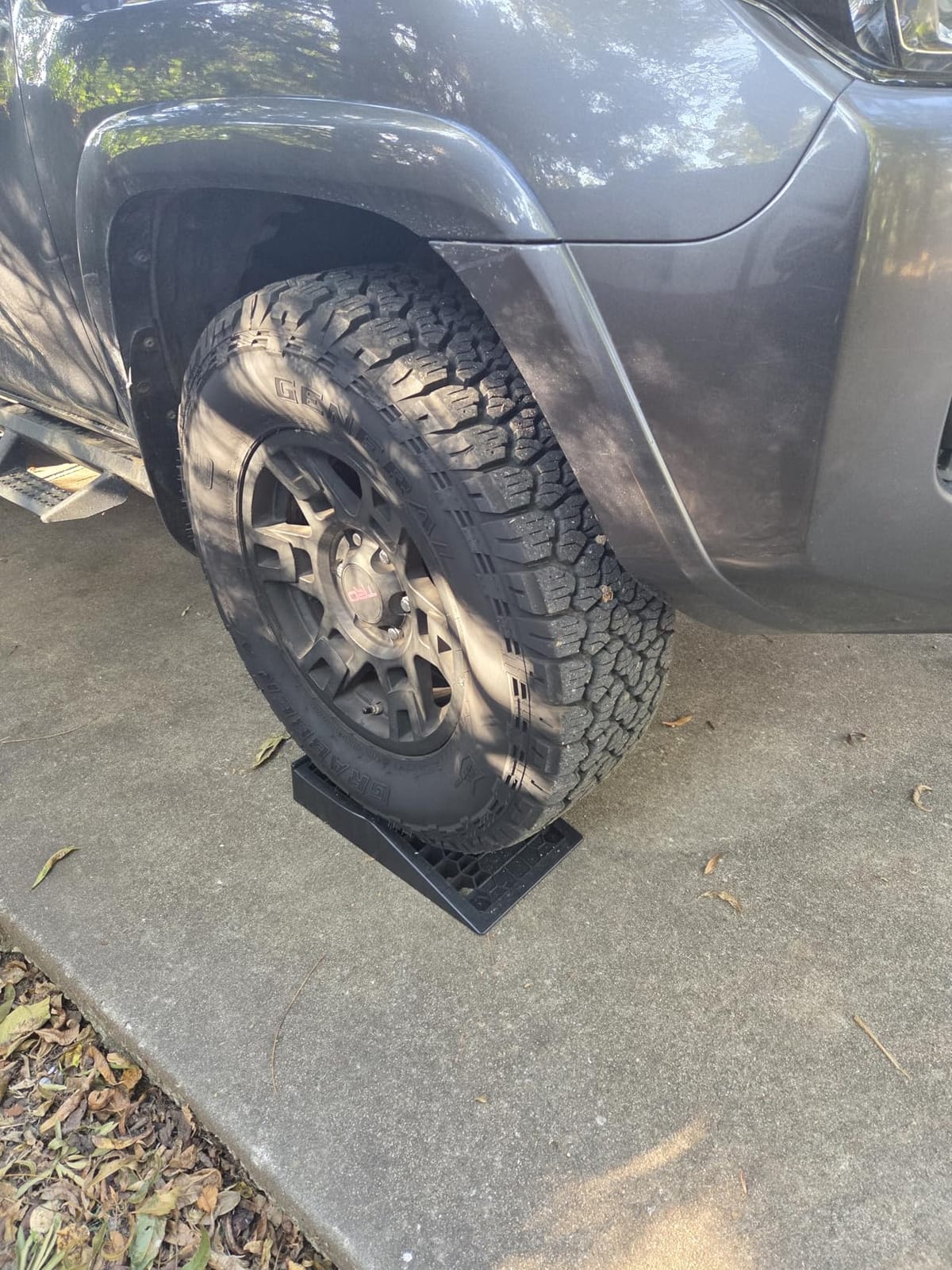 HOXWELL Car Ramps for Jack Support and Lift Vehicle Maintenance, Lightweight Low Profile Car Ramps for Garage, Heavy Duty Tire Ramps for Low Chassis Cars, 17.5''x10''x3.14'' (2PCS) customer photo 2