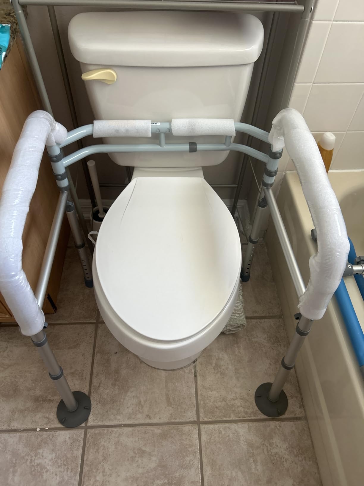 Lianjindun Toilet Safety Rails, 350 lbs, Adjustable Height & Width customer photo 2