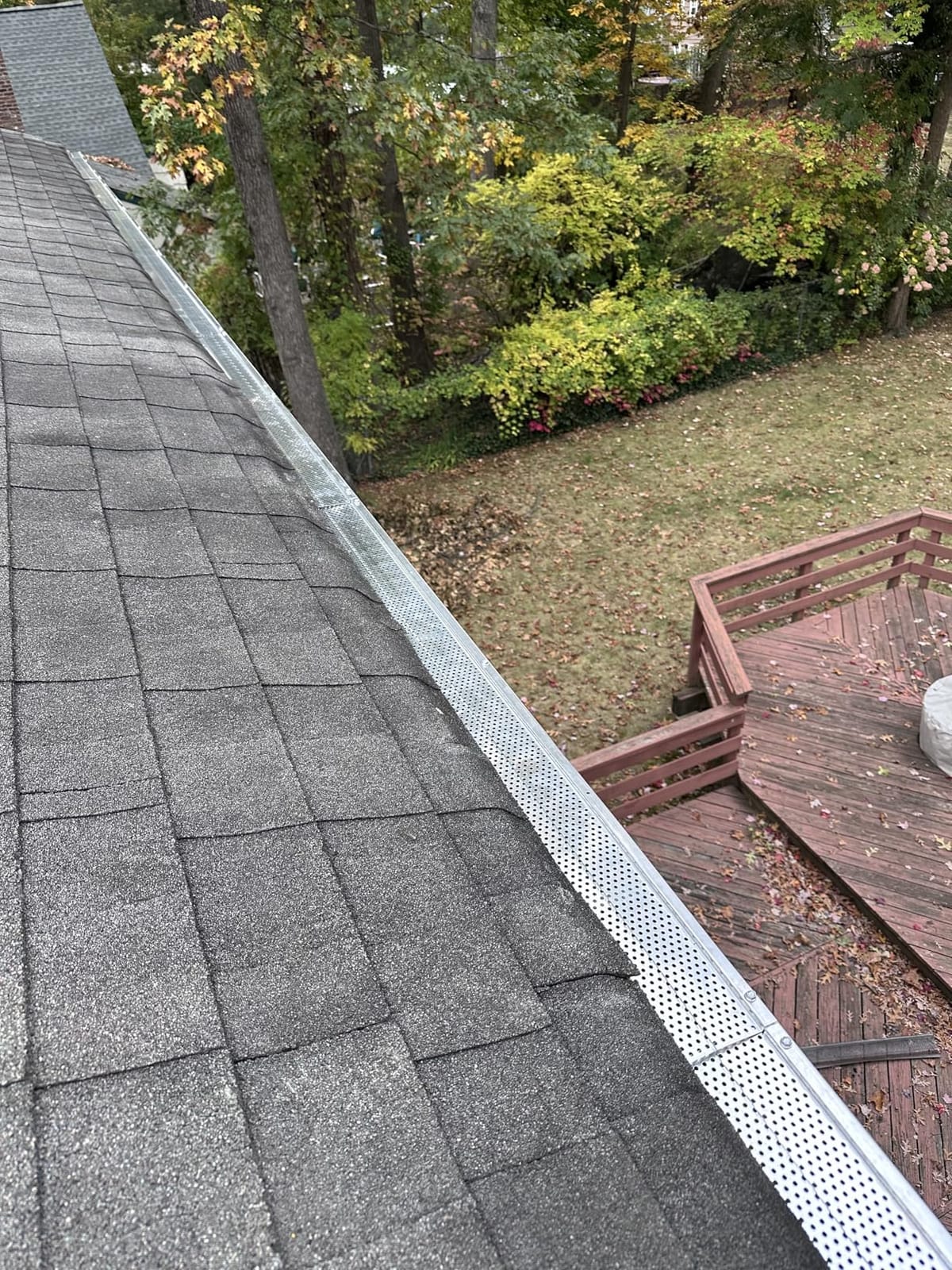 VEVOR Gutter Guard, 6 inch Width, Aluminum Leaf Filter DIY Gutter Cover, 52 PCS 208 ft Total Length, 0.157'' Hole Diameter & 0.02'' Thick Fits Any Roof or Gutter Type customer photo 2