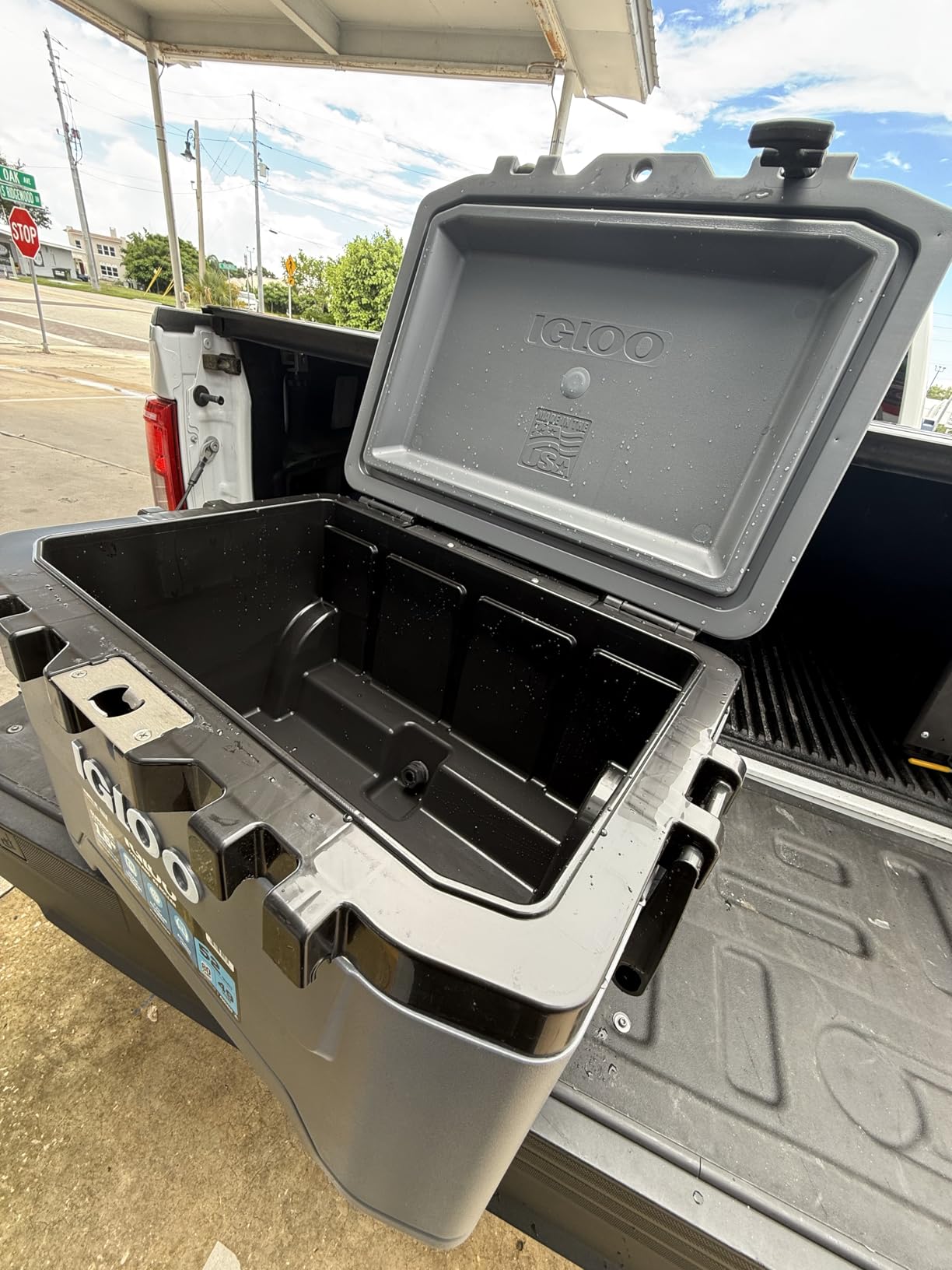 Igloo Trailmate 52 Qt Roller Cooler, Carbonite | Insulated Ice Chest, Holds 80 Cans, 1.5-Inch Foam Walls and Lid, Telescoping Handle and Wheels, Sure-Lock Latches customer photo 1