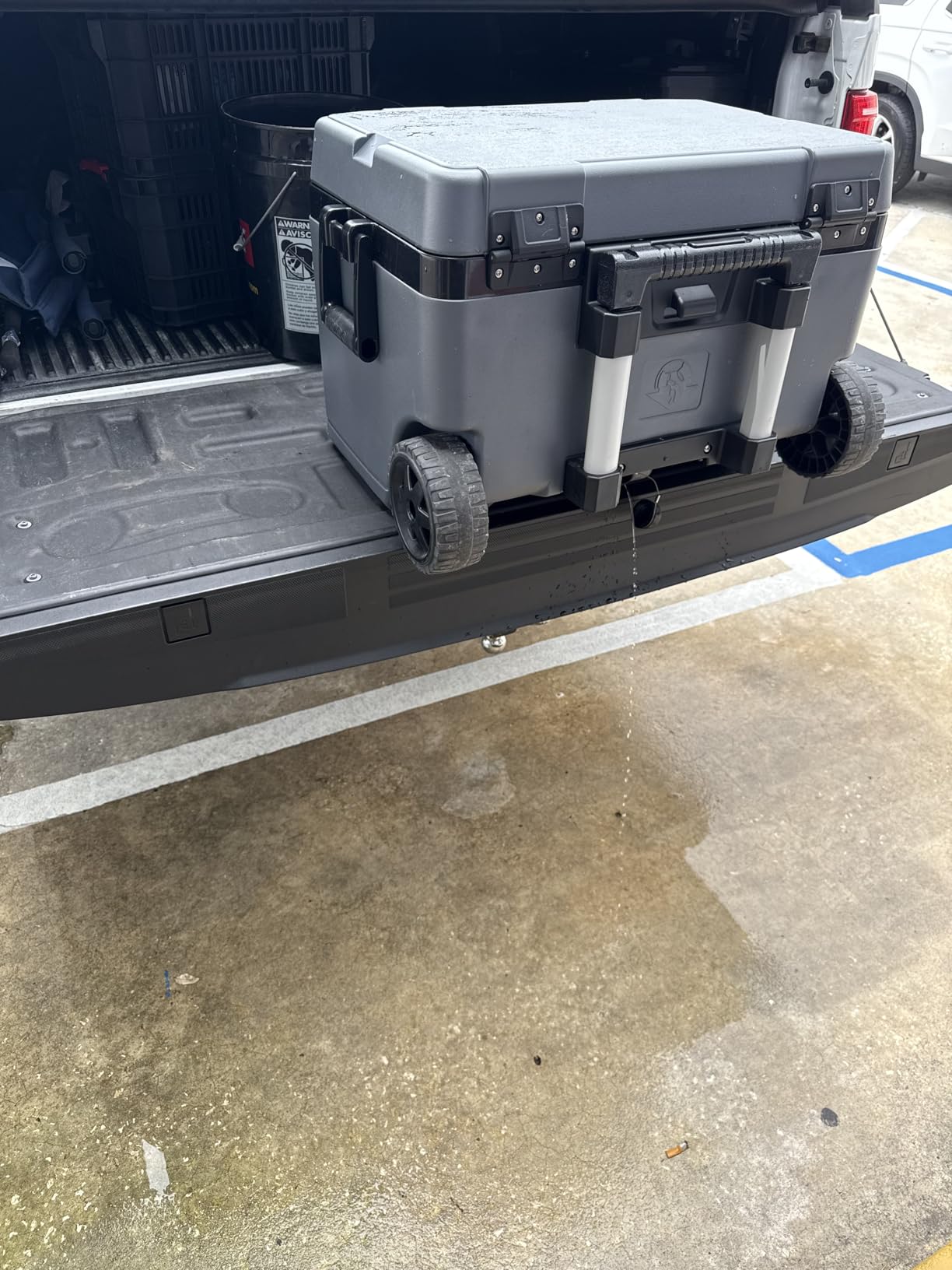 Igloo Trailmate 52 Qt Roller Cooler, Carbonite | Insulated Ice Chest, Holds 80 Cans, 1.5-Inch Foam Walls and Lid, Telescoping Handle and Wheels, Sure-Lock Latches customer photo 2