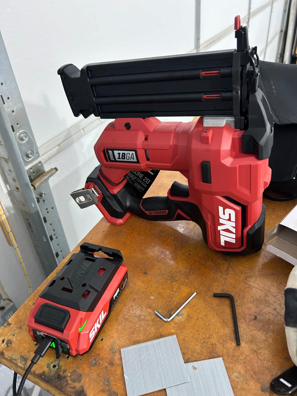 SKIL PWR CORE 20 Brushless 20V 18Ga Brad Nailer Kit including 2.0Ah USB-C Battery and Charger-NA1800B-10 customer photo 1