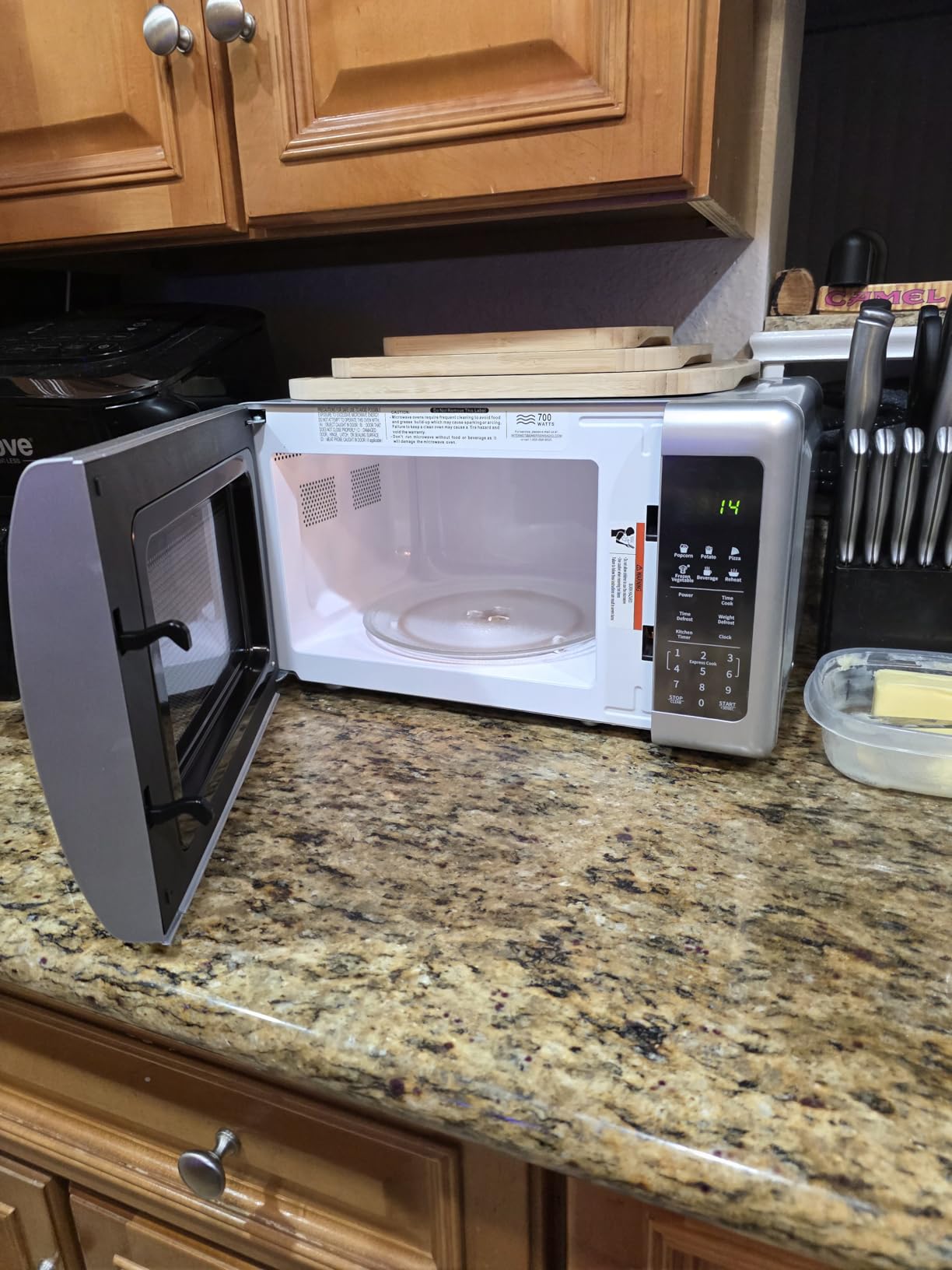 Emerson MW7601SL Countertop Microwave Oven with Sleek Mirrored Finish Glass Door, 700W, 10 Power Levels and 6 Pre-Programmed Settings with Child Safe Lock, 0.7. Cu. Ft., Silver customer photo 1