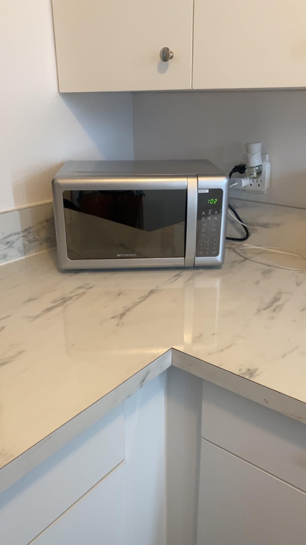Emerson MW7601SL Countertop Microwave Oven with Sleek Mirrored Finish Glass Door, 700W, 10 Power Levels and 6 Pre-Programmed Settings with Child Safe Lock, 0.7. Cu. Ft., Silver customer photo 2