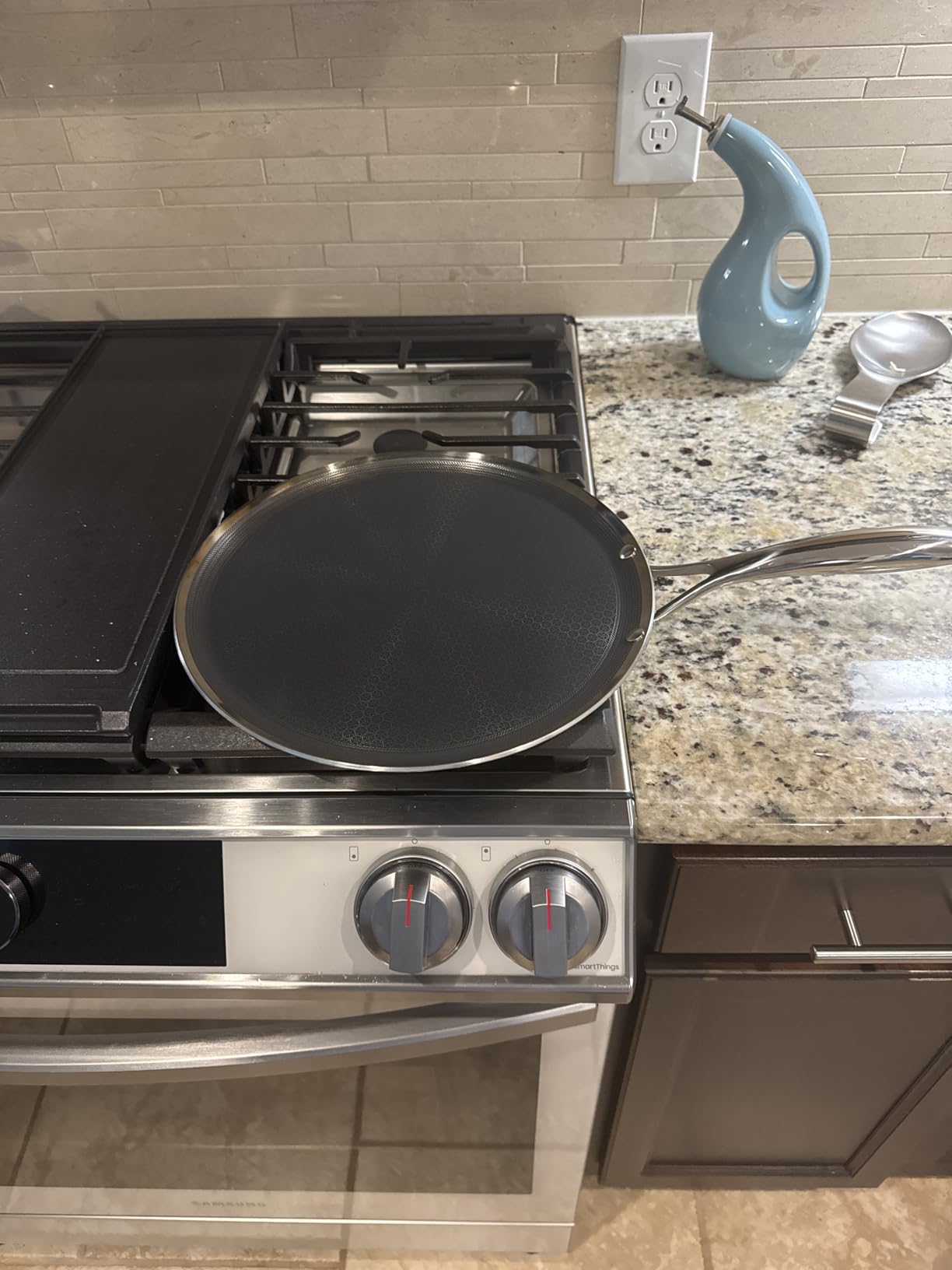 HexClad Double Burner Hybrid Nonstick Griddle Pan, BBQ, Dishwasher Safe | Stay-Cool Handles, Dishwasher and Oven Safe up to 900°F, Compatible with All Cooktops customer photo 1