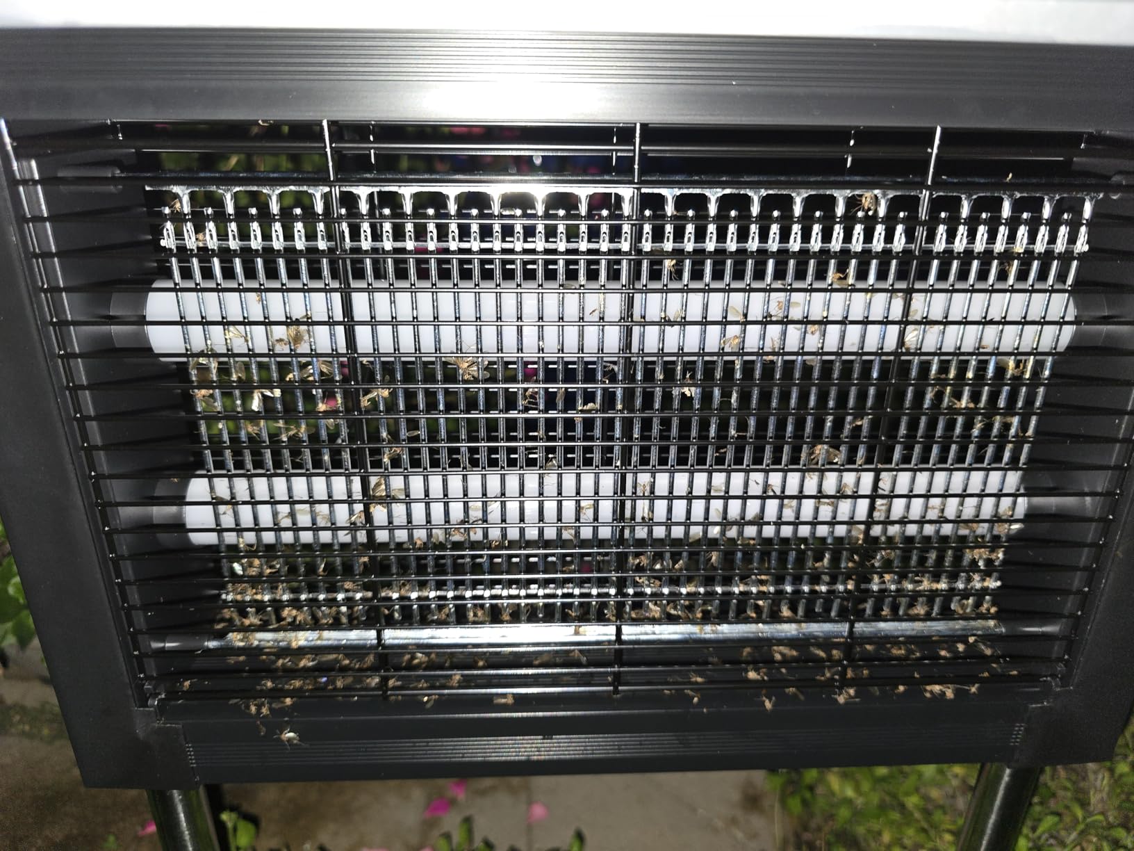 Solar Bug Zapper 4500V, Waterproof Mosquito Zapper Fly Traps Outdoor Patio customer photo 1