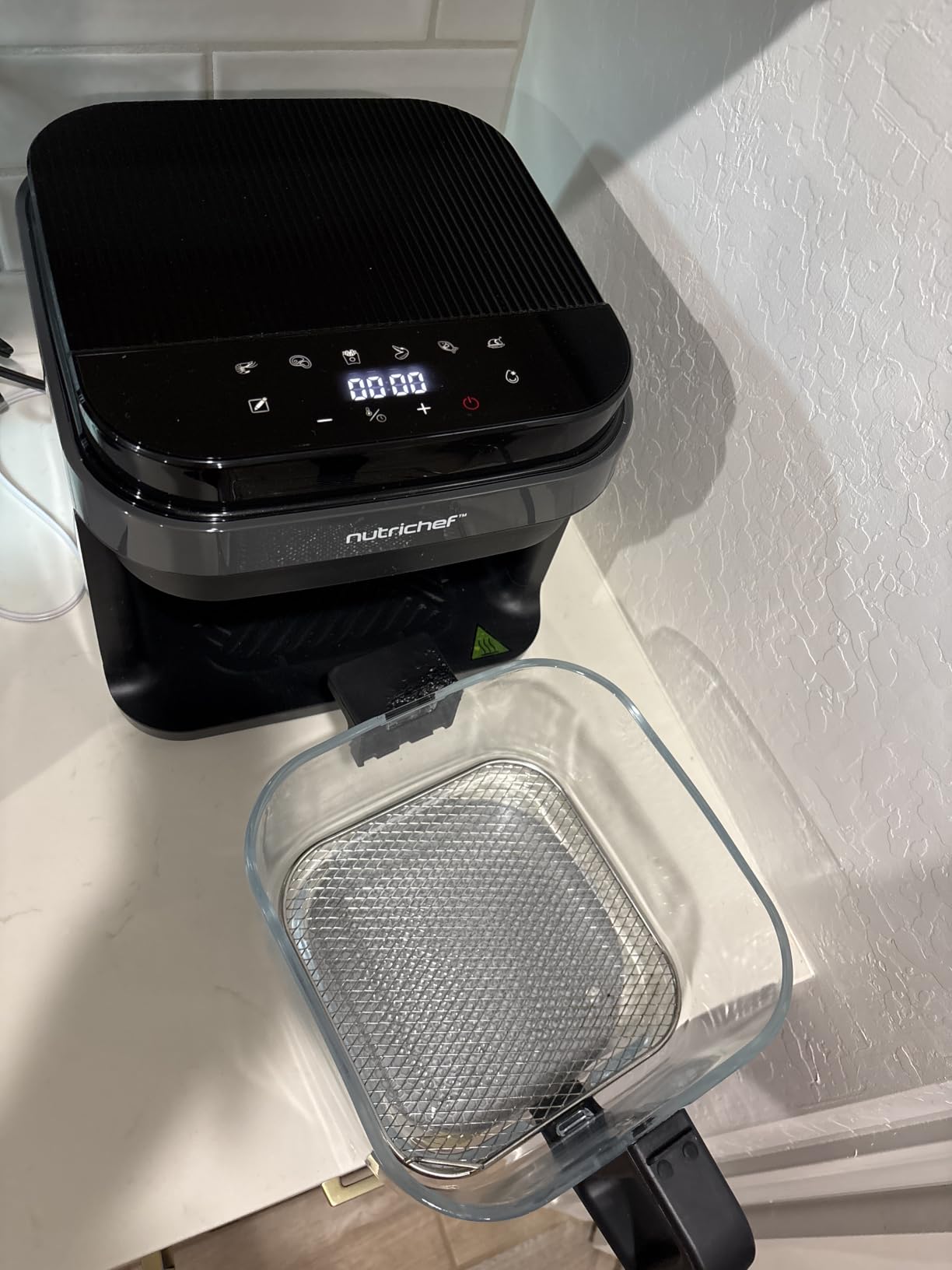 Nutrichef 5.8 Quart Air Fryer | 8-in-1 Preset Cook Modes| Transparent Fry Bowl for Best Cooking Results | Cook Shrimp, Steak, Fries, Wings, Chicken & More | Precise Temperature Control & Time | White customer photo 2