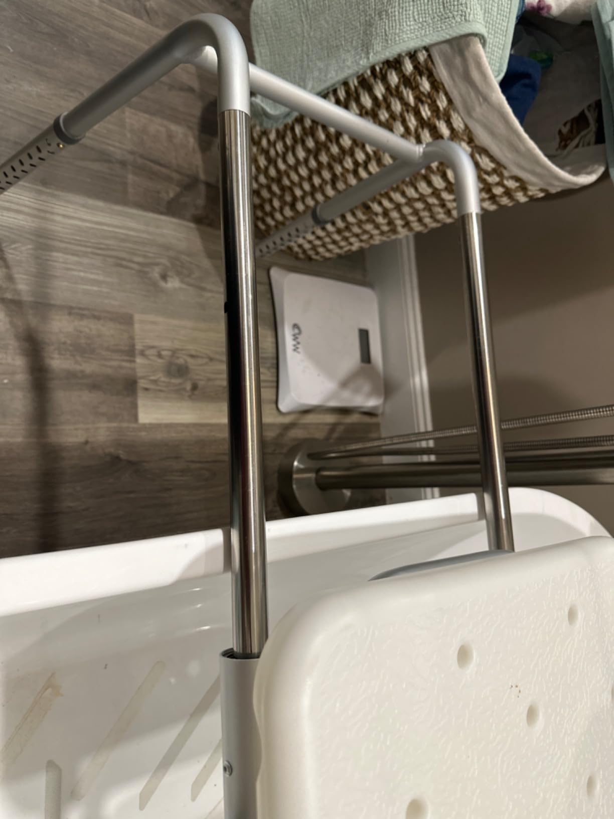 VEVOR Sliding Tub Transfer Bench with 360 Degree Swivel Seat, Height Adjustable Bathtub Transfer Bench with Armrest & Safety Belt, Non-Slip Rotating Shower Chair for Elderly Disabled, 400LBS Capacity customer photo 2