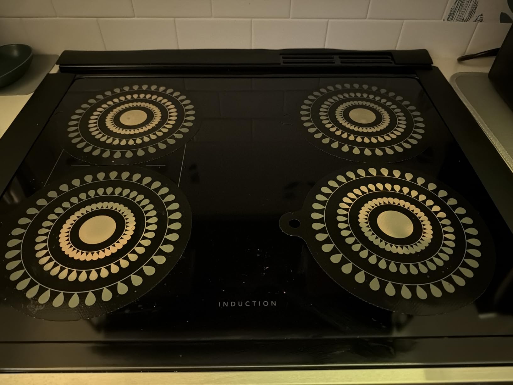 9.5 Inch Thermochromic Silicone Induction Cooktop Protect Mat, 2Pcs Induction Cooktop Protective Cover, Non-Slip Pads to Prevent Pots and Pans from Sliding While Cooking customer photo 2